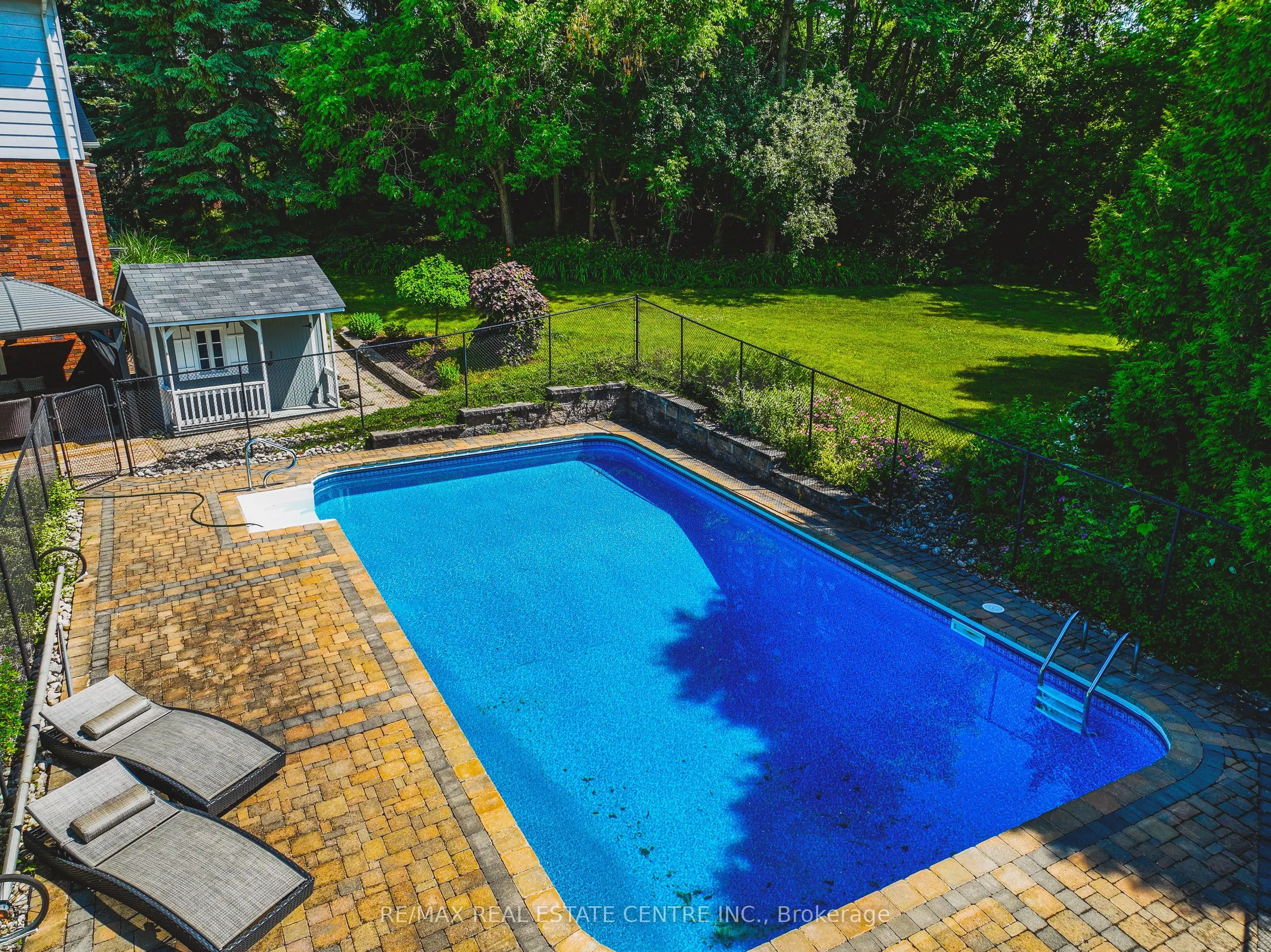 6 Iris Court
