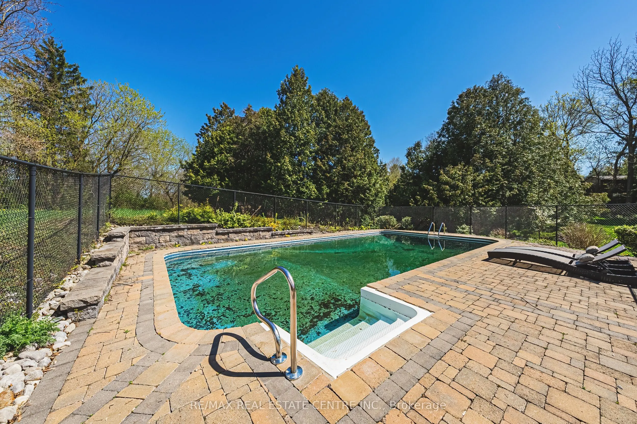6 Iris Court