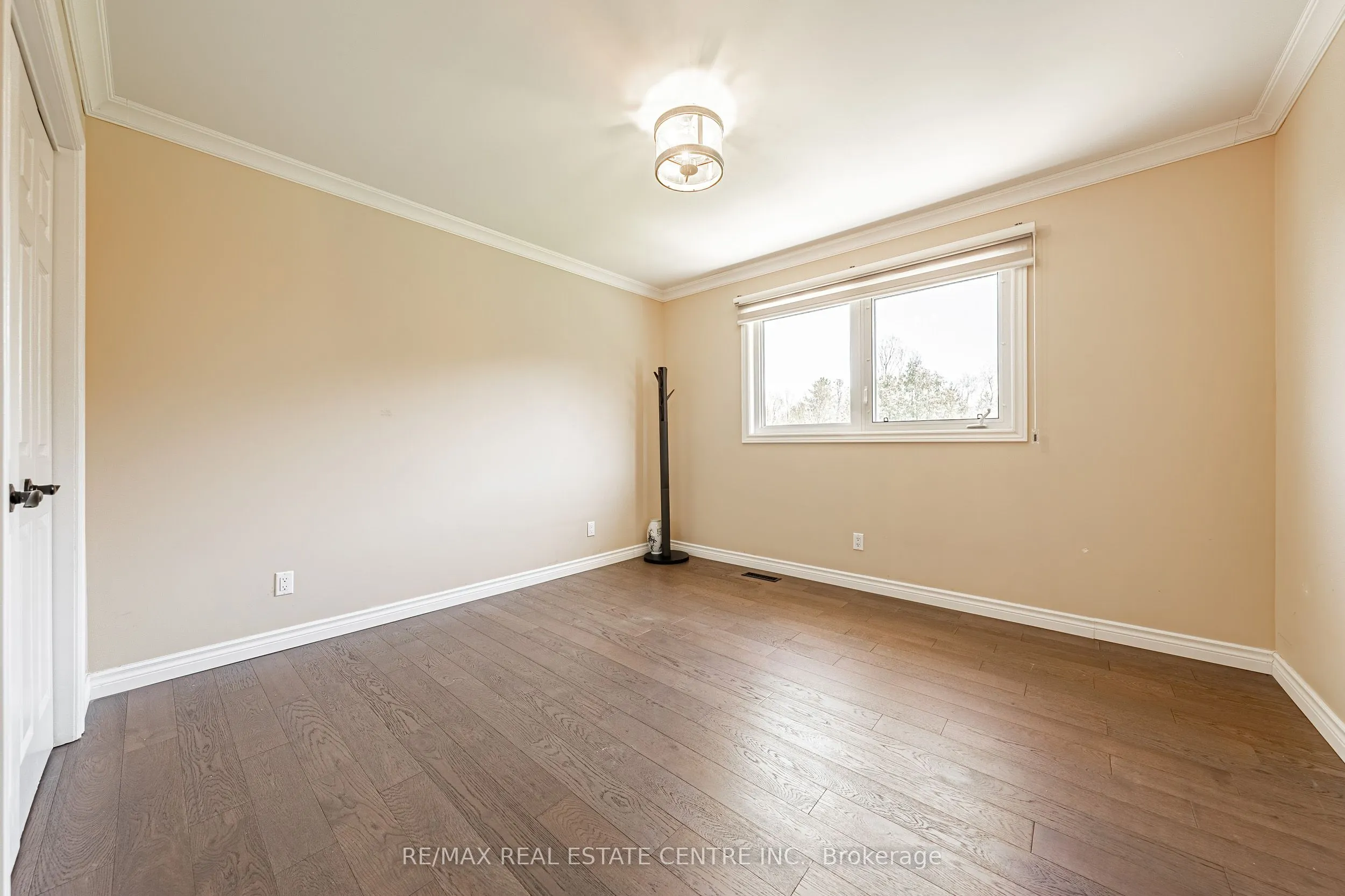 6 Iris Court