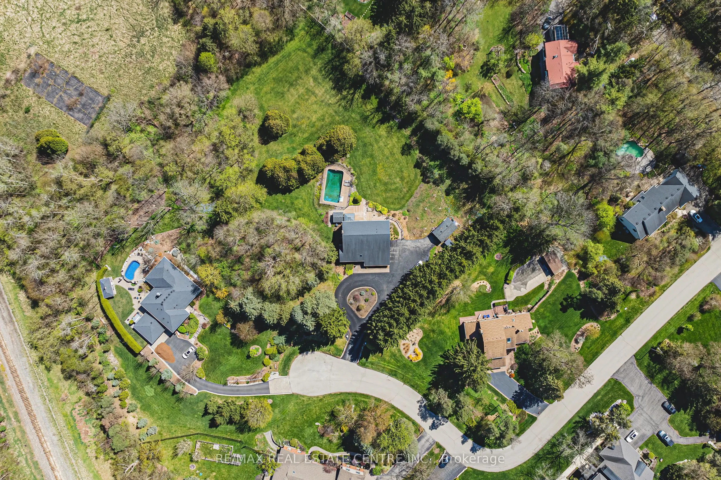 6 Iris Court