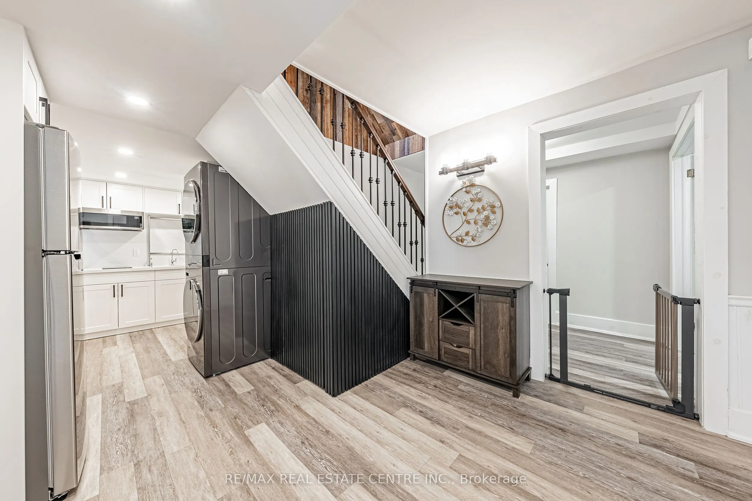 6 Iris Court