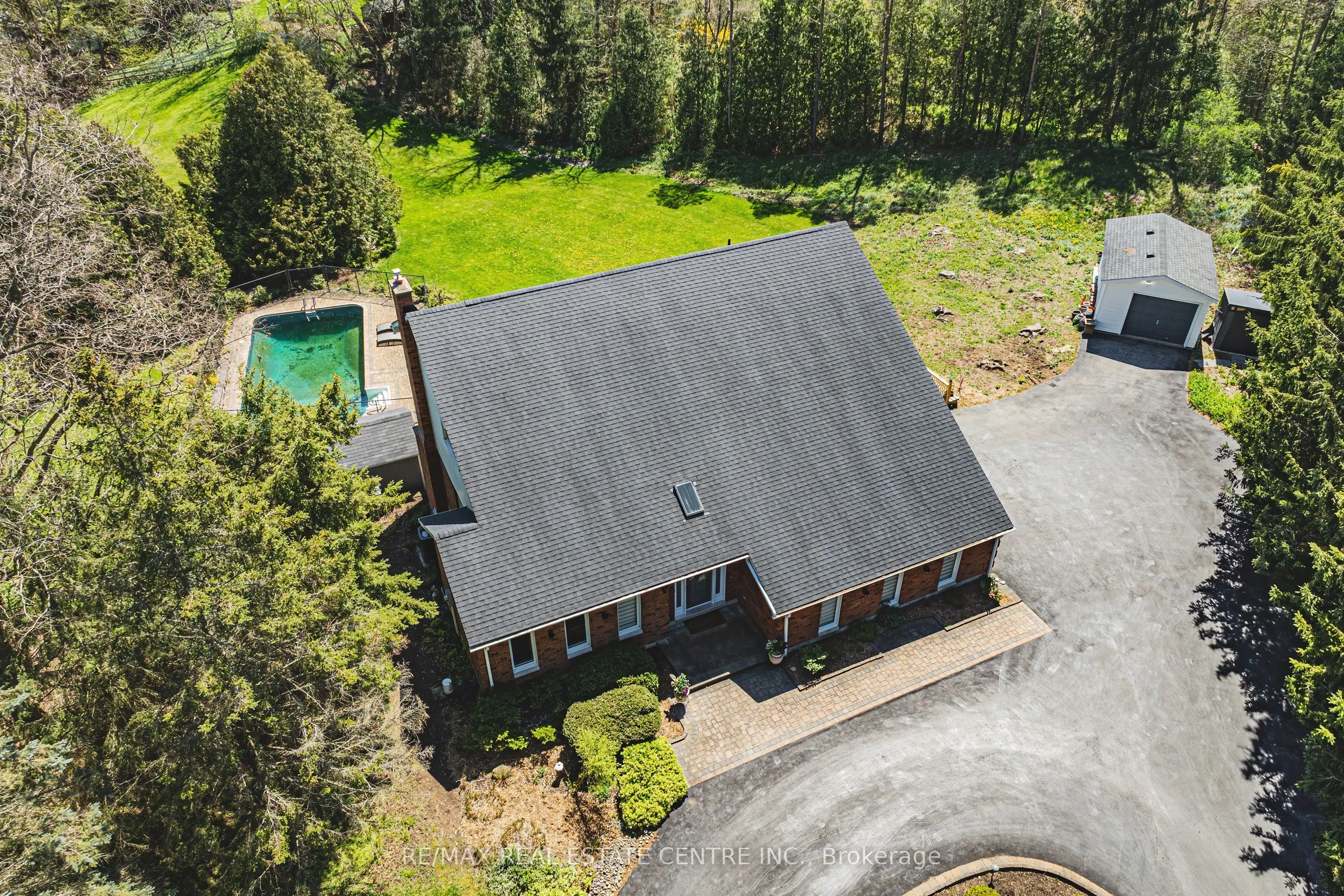 6 Iris Court