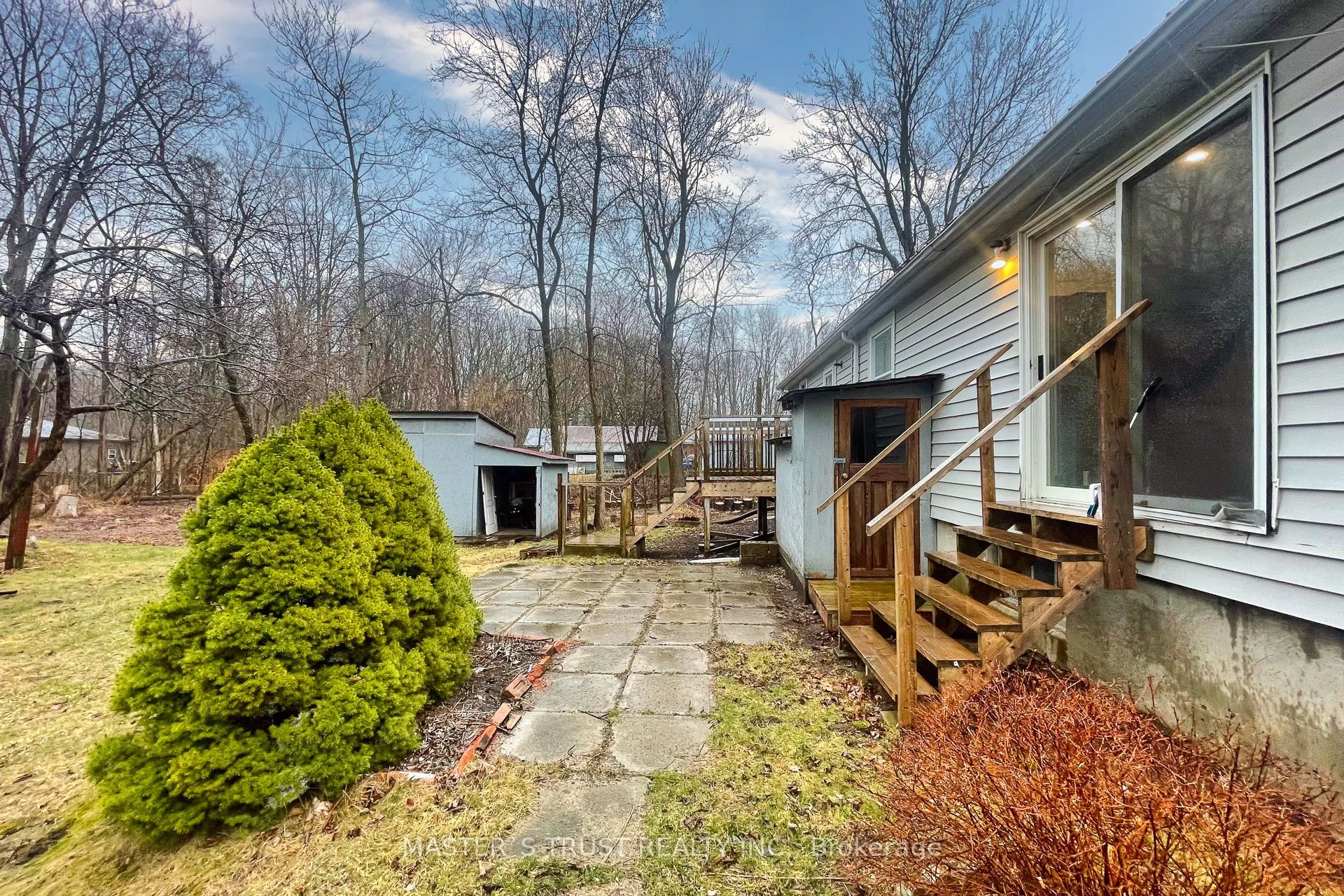 22105 Loyalist Parkway N