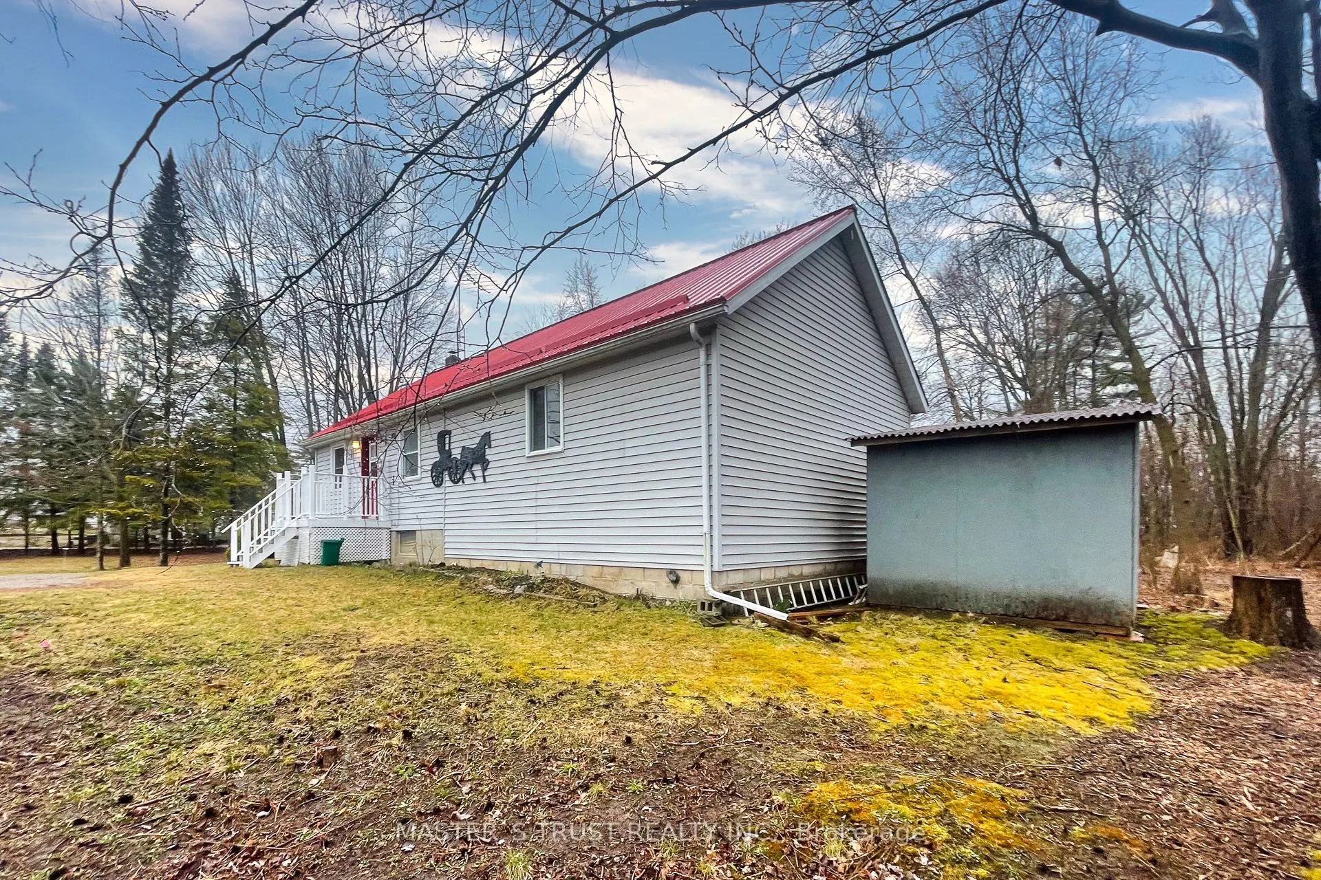 22105 Loyalist Parkway N