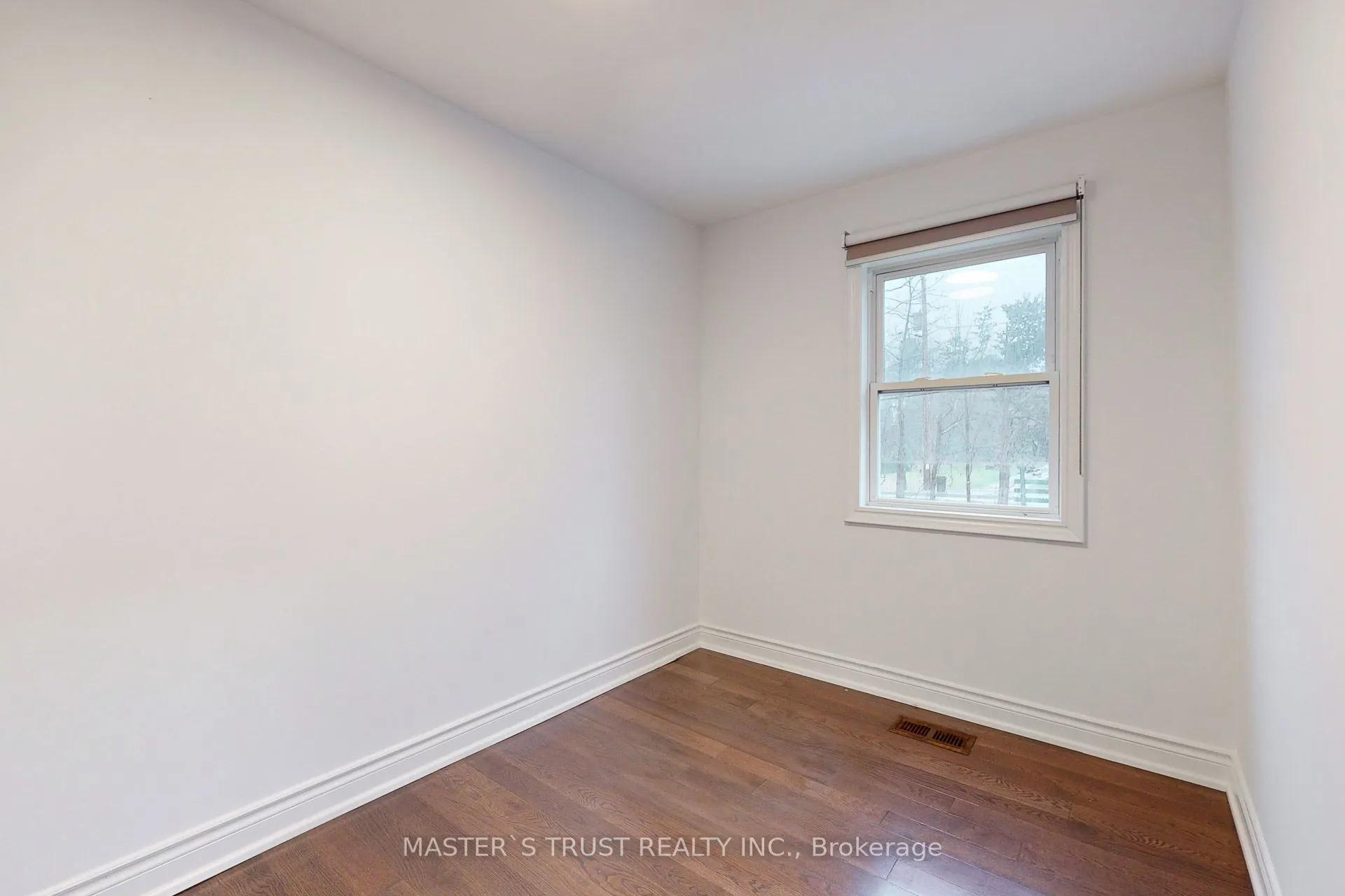 22105 Loyalist Parkway N
