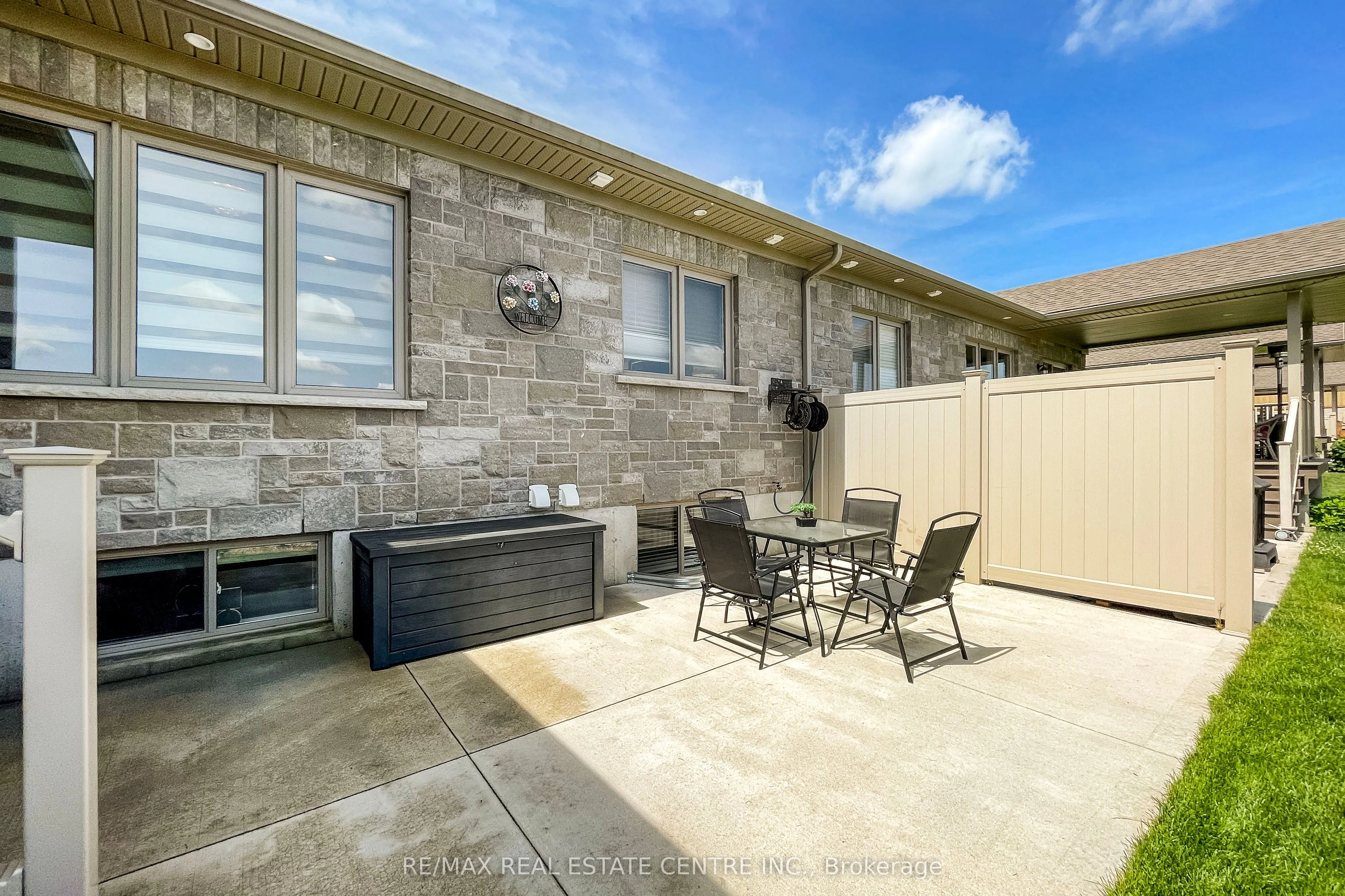 9 William Street S