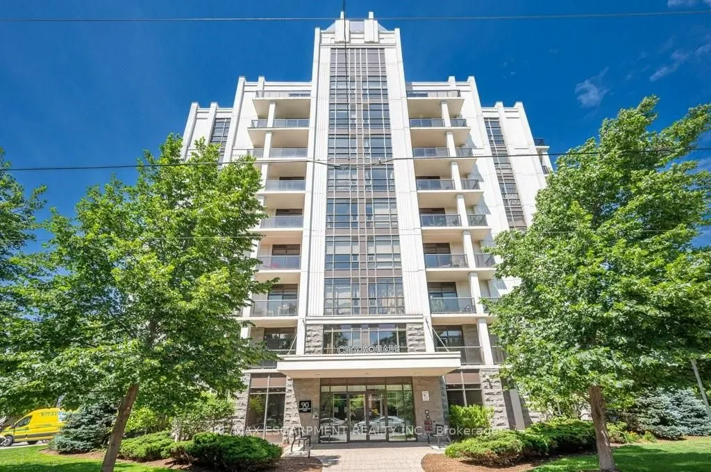 90 Charlton Avenue W, #302