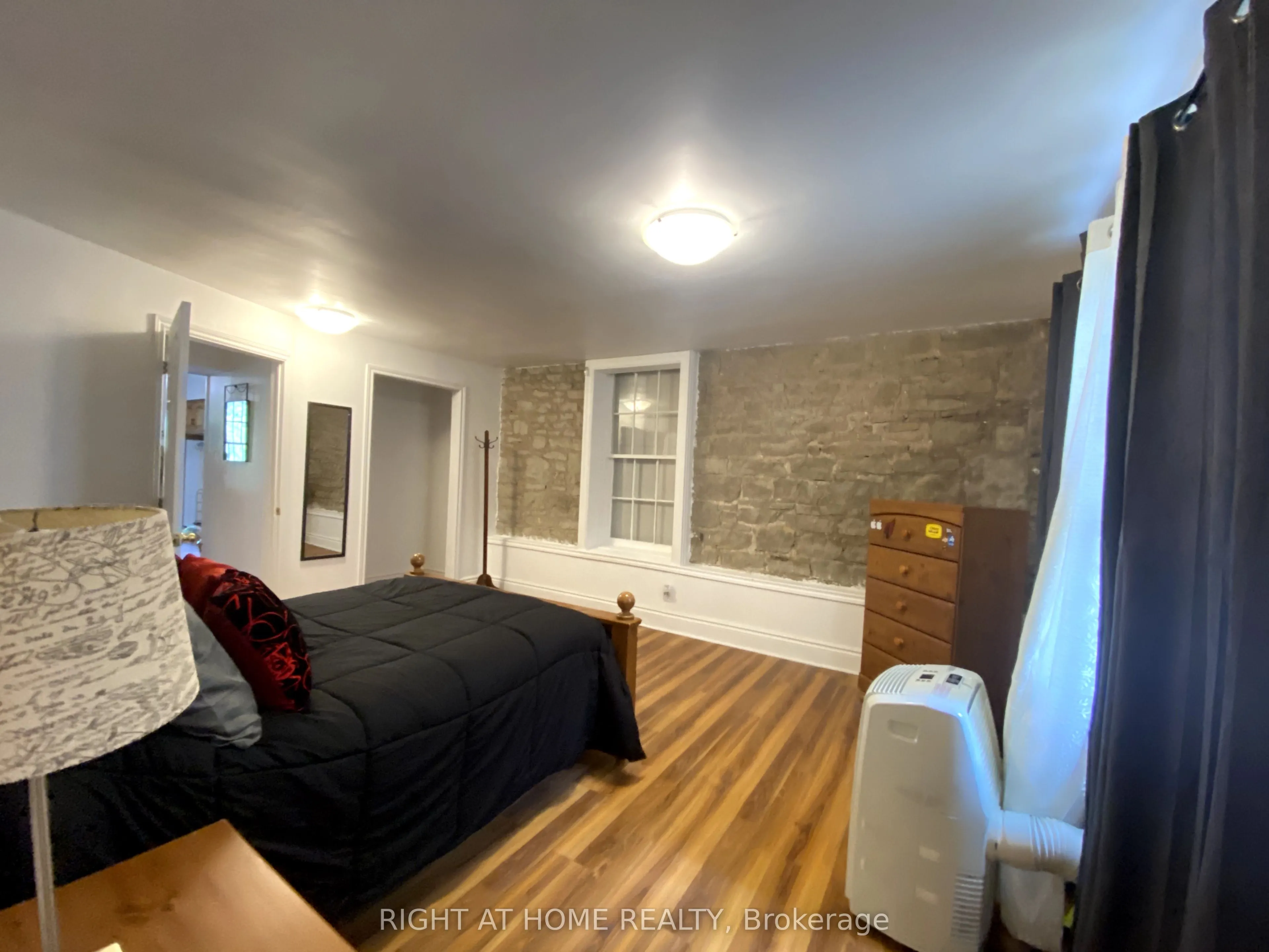 545 Dundas Street E