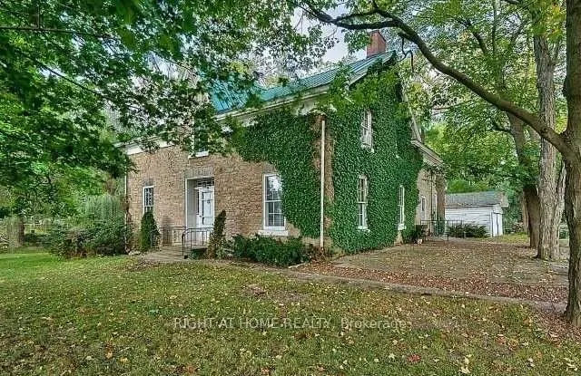 545 Dundas Street E