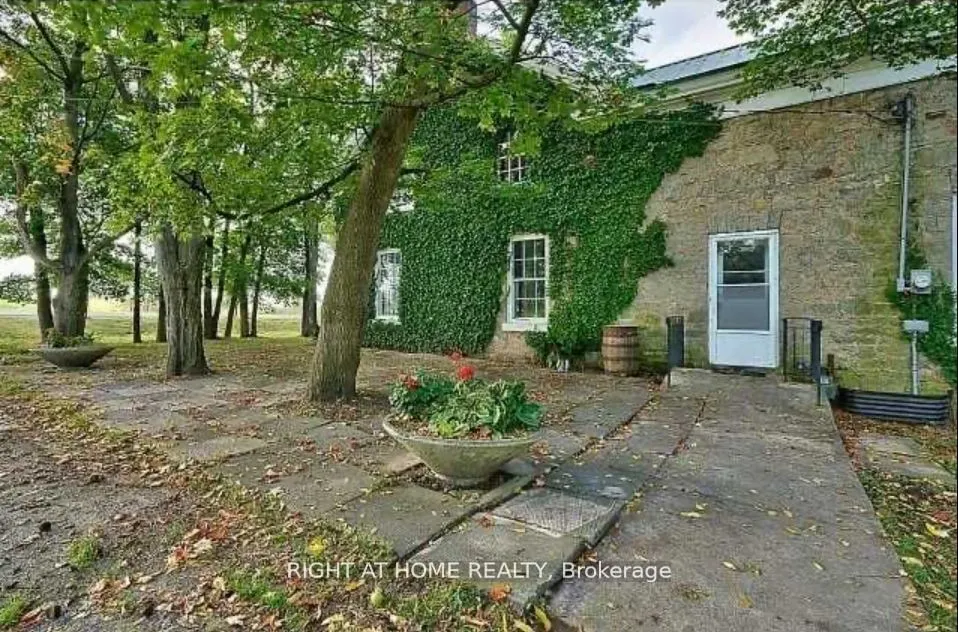 545 Dundas Street E