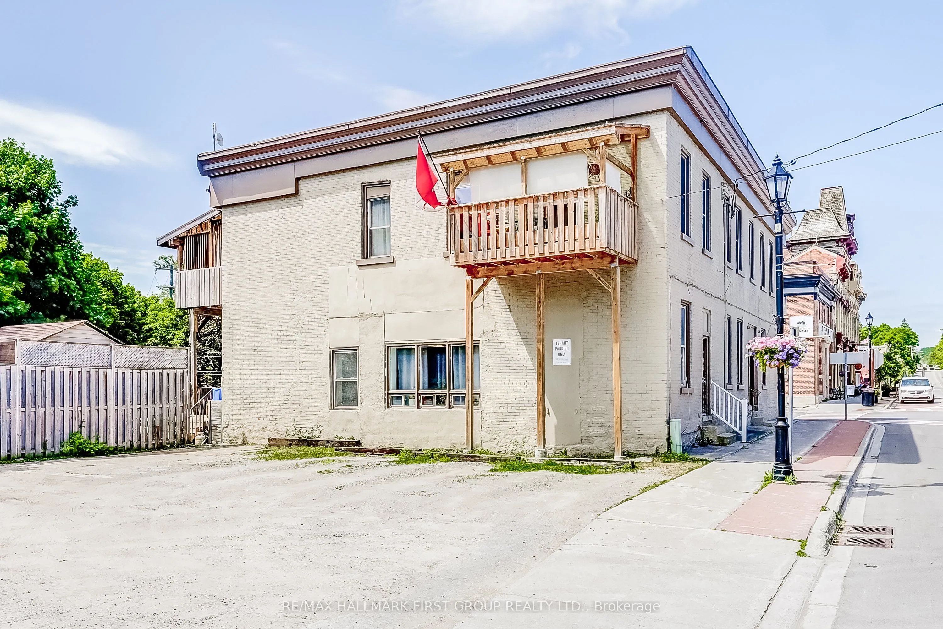 25 King Street E