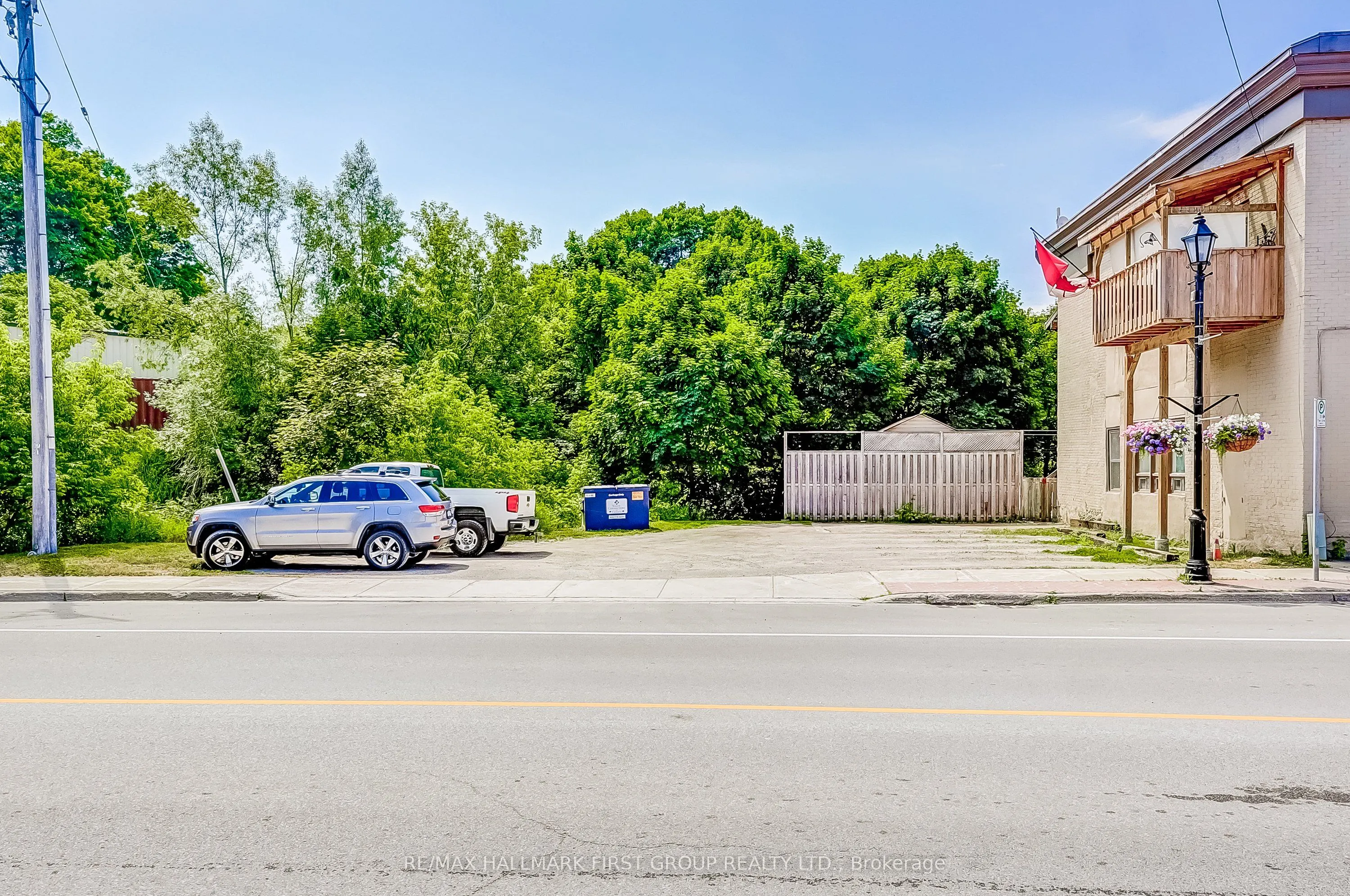 25 King Street E