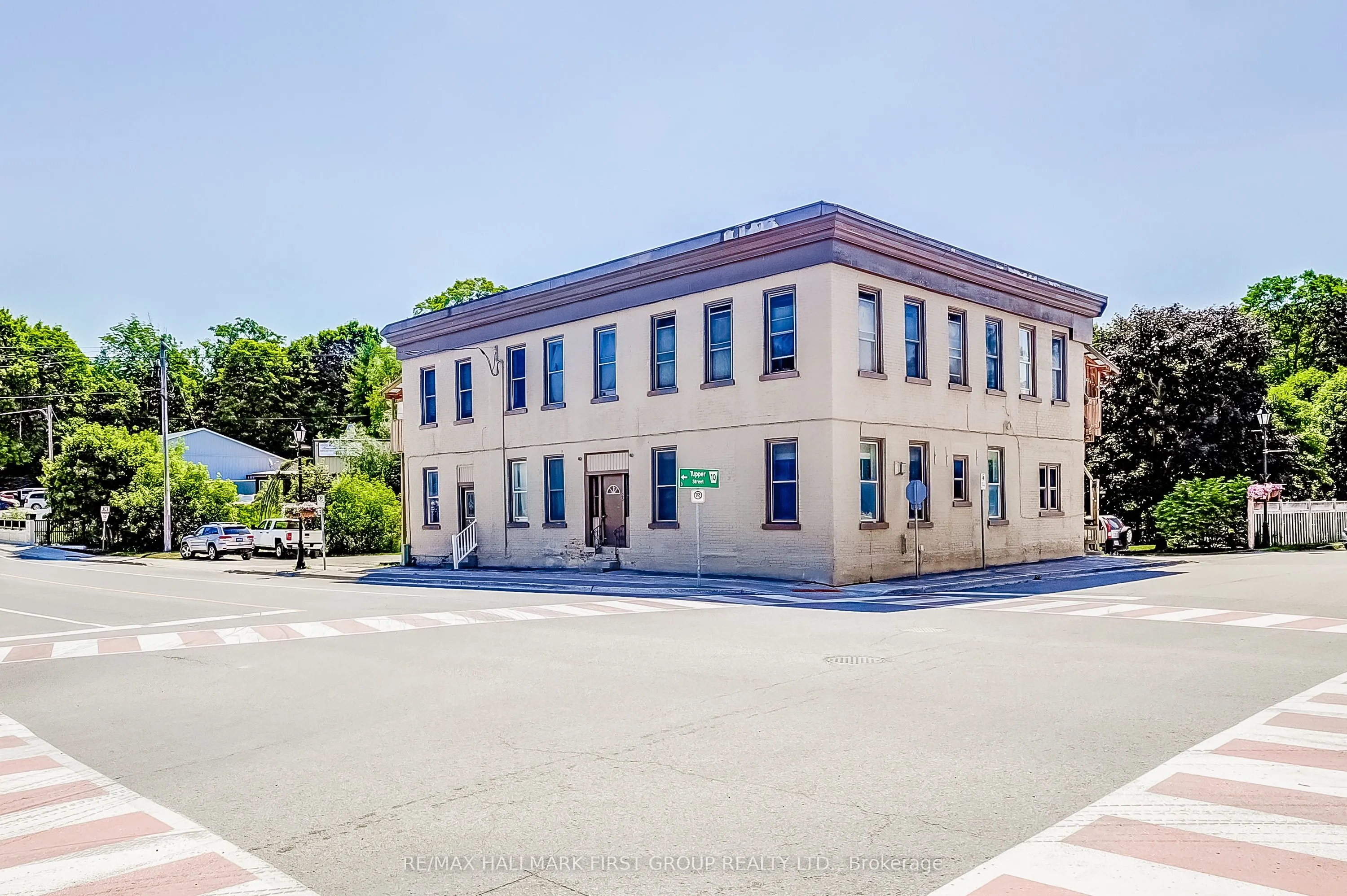25 King Street E