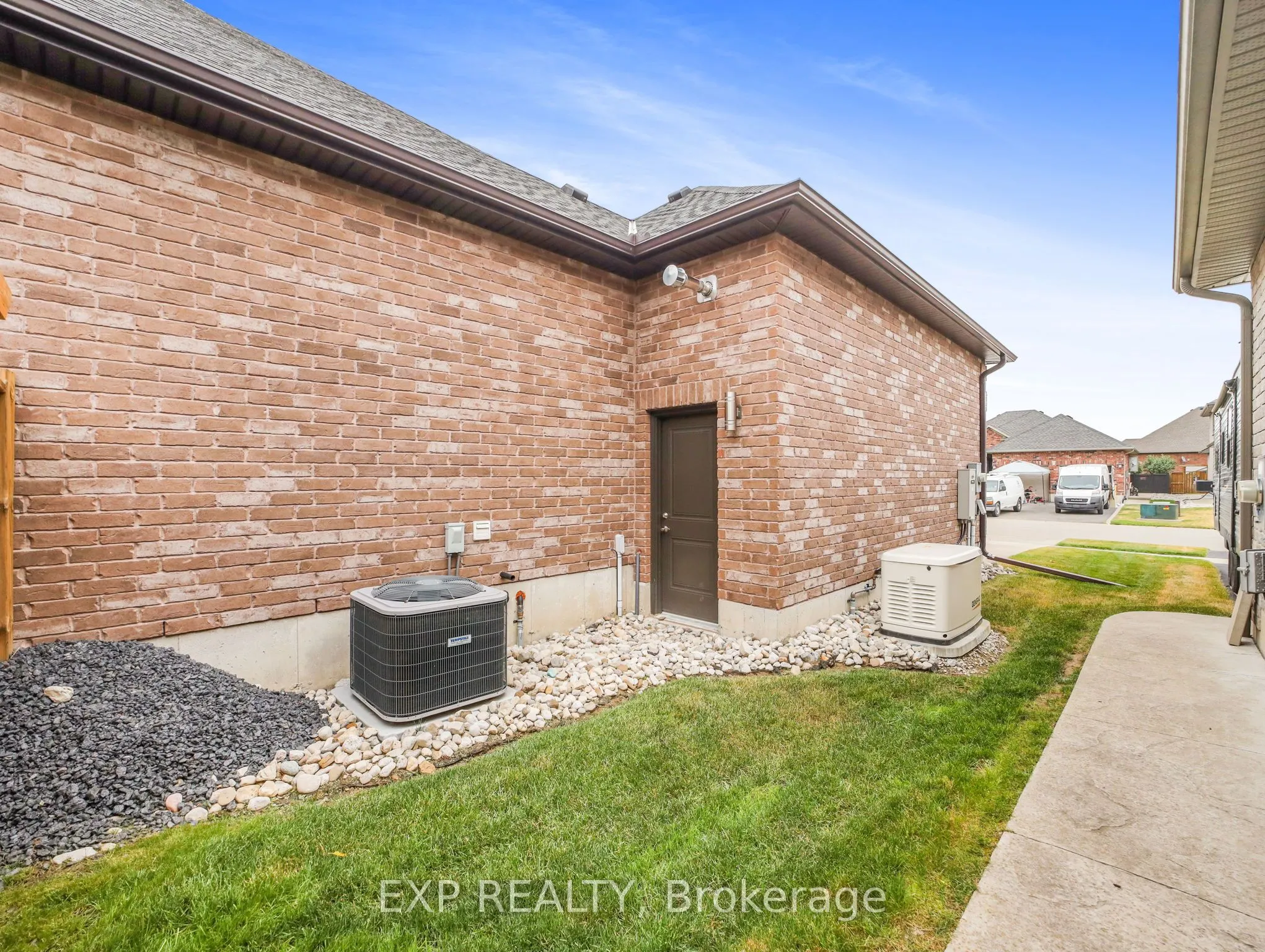 14 Ross Avenue N