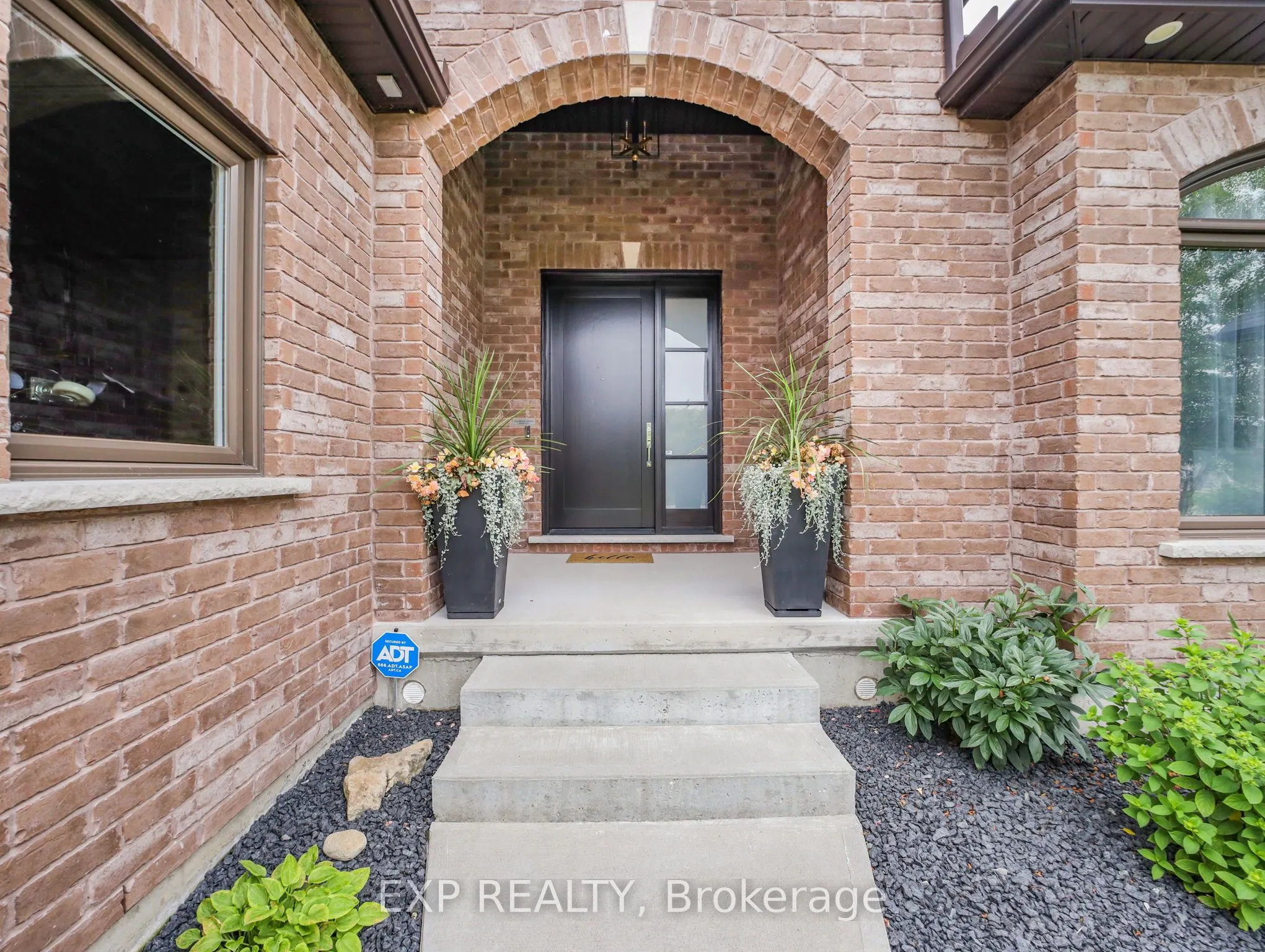 14 Ross Avenue N