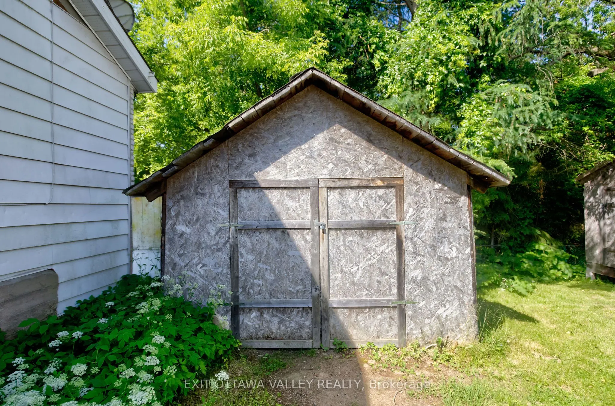 468 Moffat Street