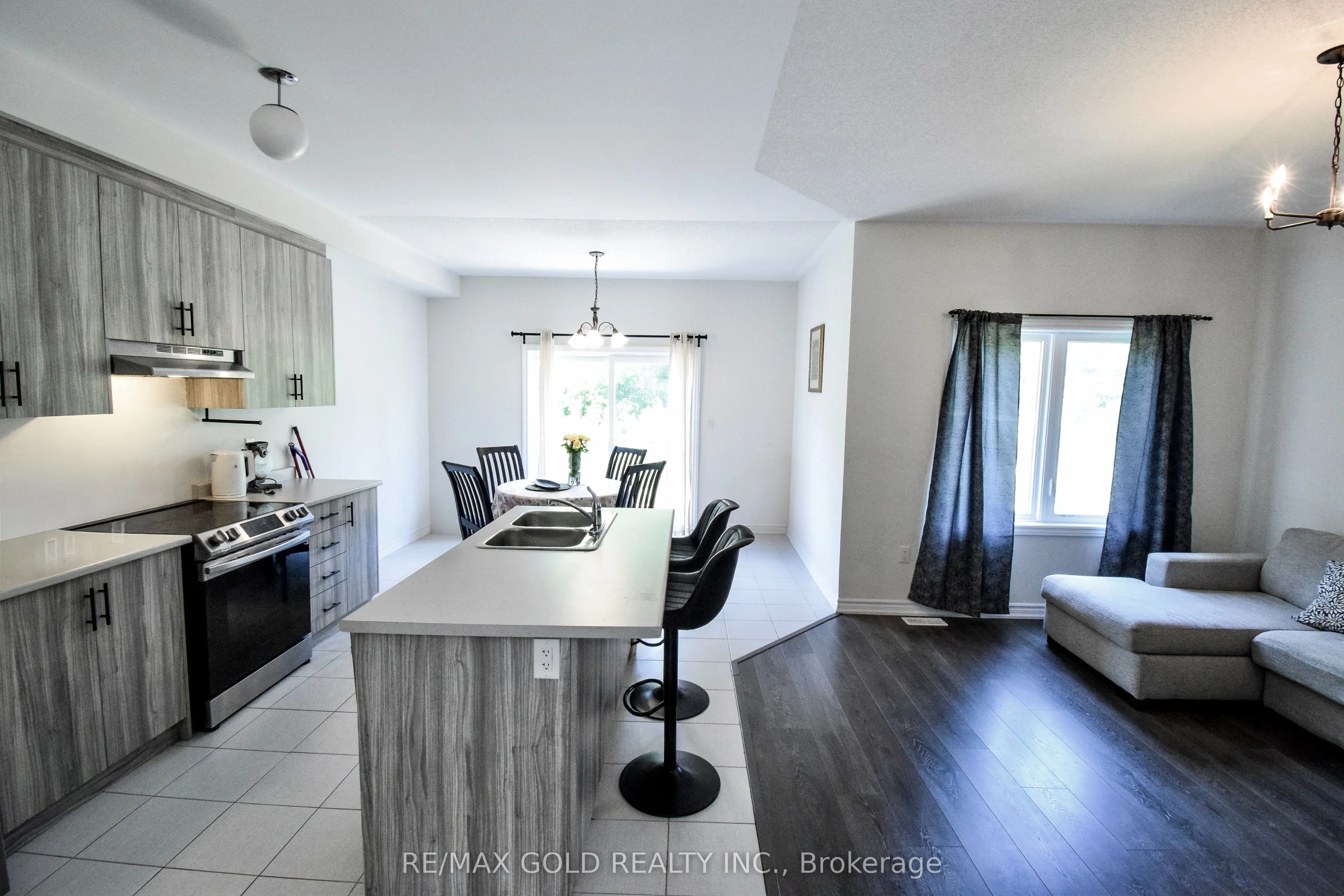 77 Tumblewood Place W