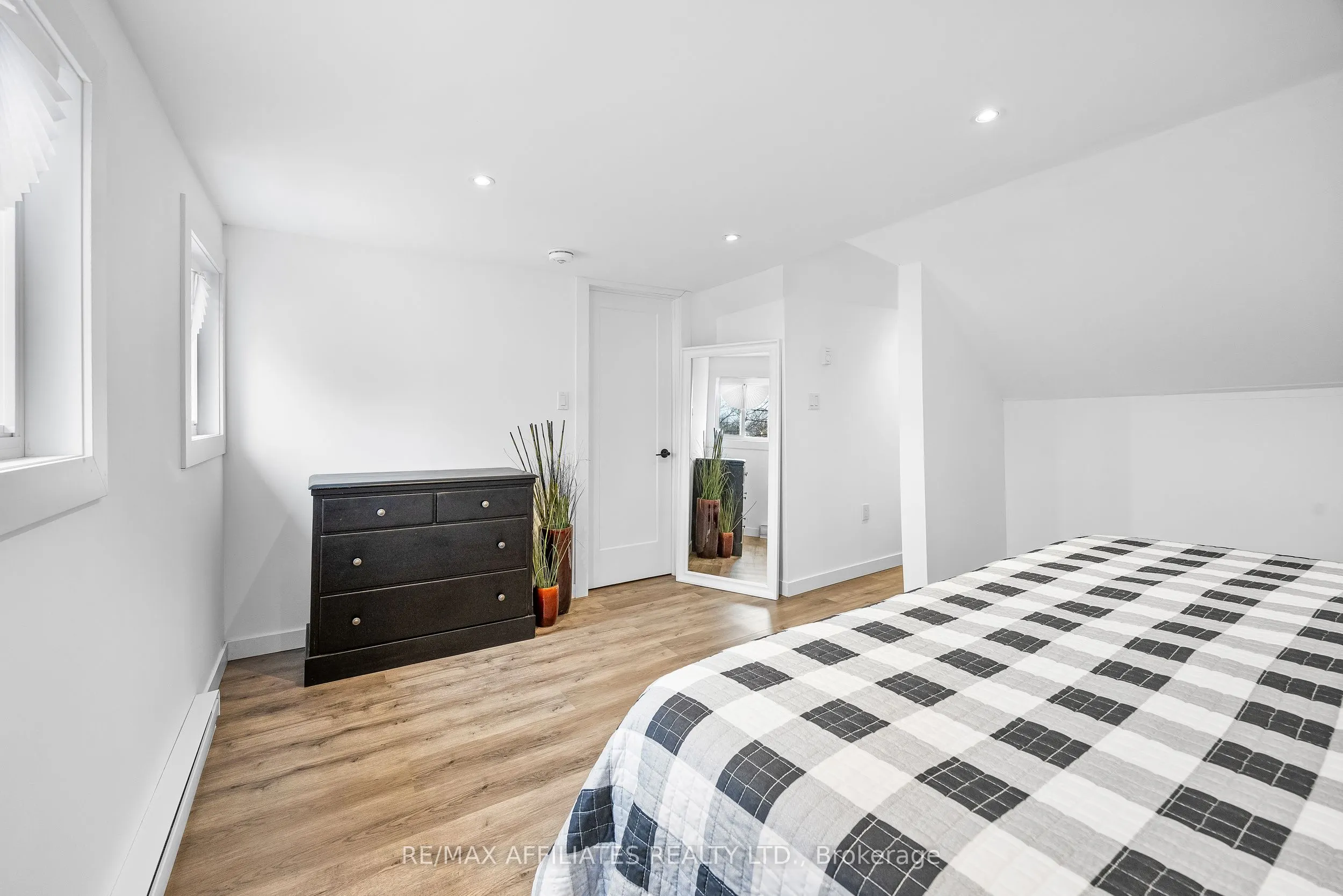 45 Drummond Street W