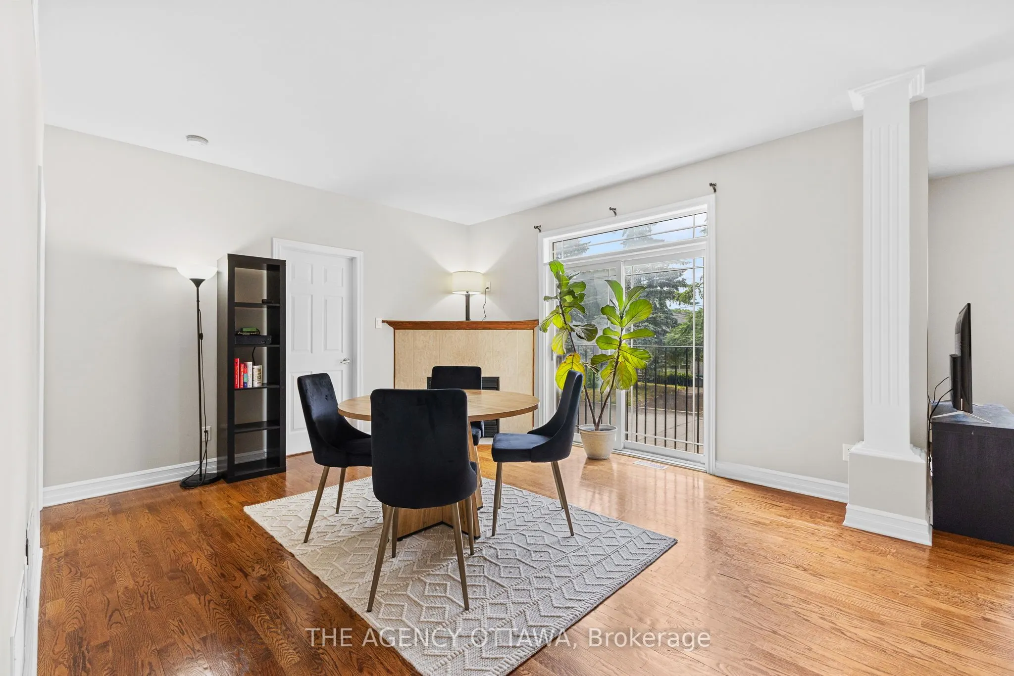 711 CHURCHILL Avenue N #203