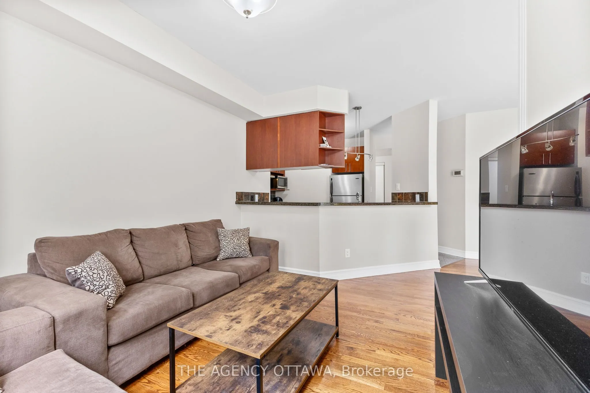 711 CHURCHILL Avenue N #203
