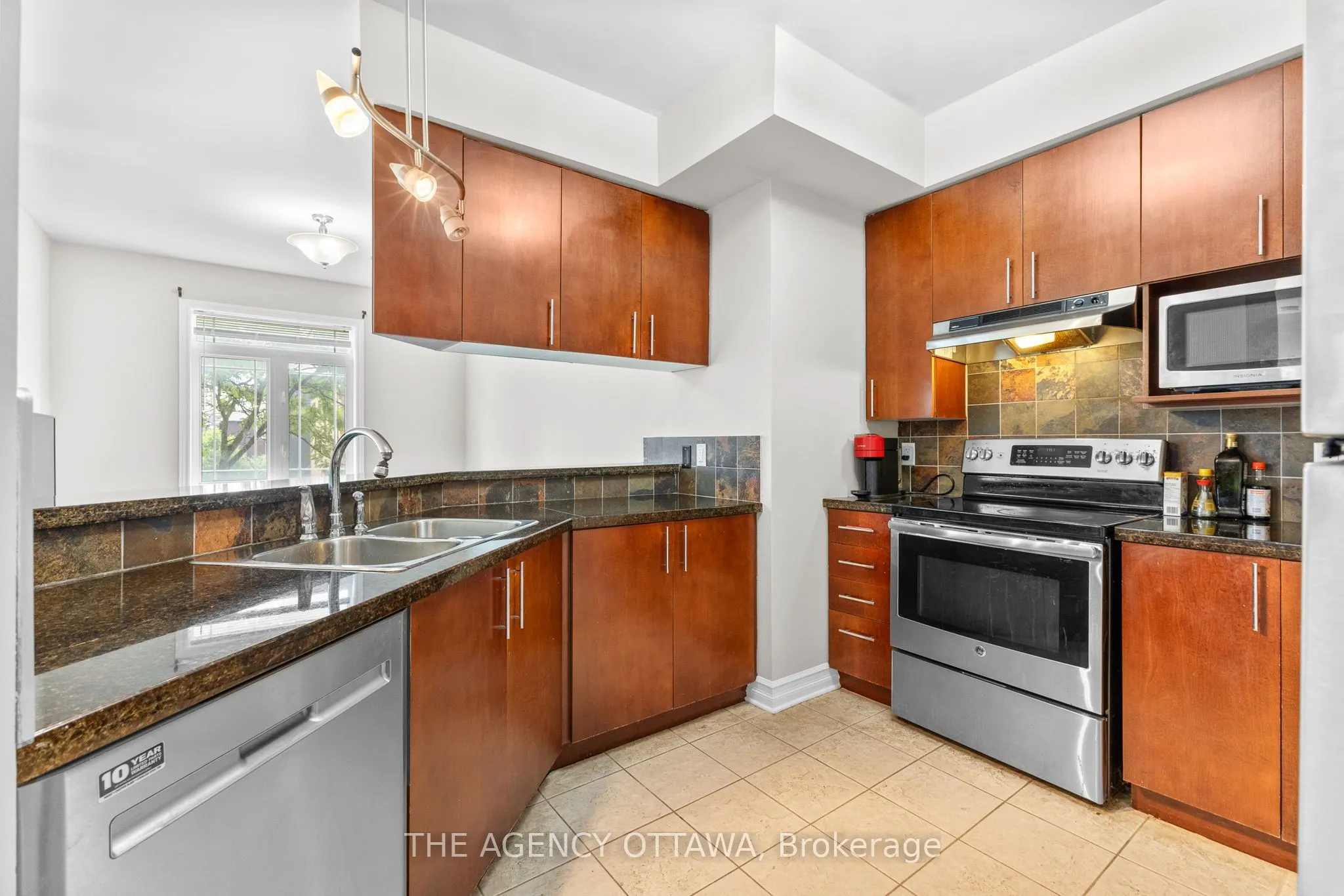711 CHURCHILL Avenue N #203