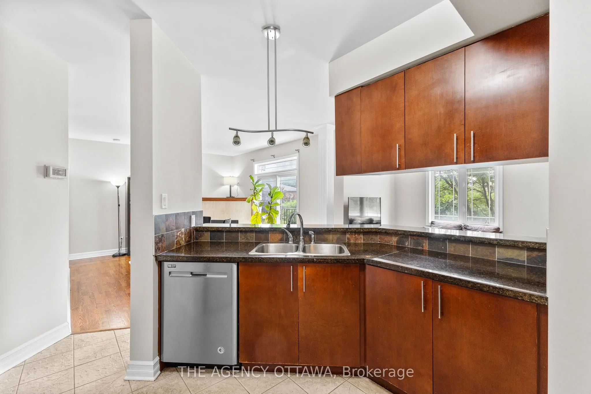 711 CHURCHILL Avenue N #203