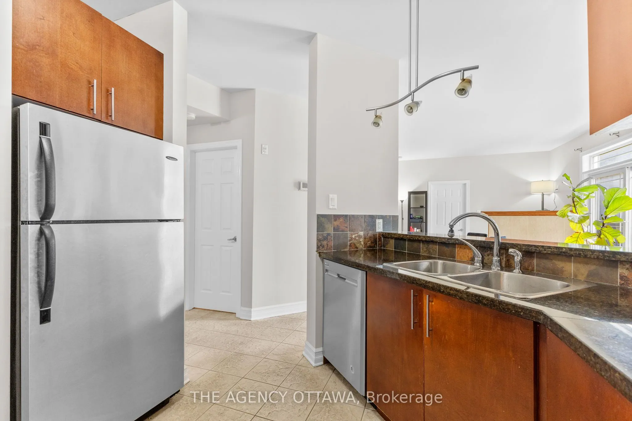 711 CHURCHILL Avenue N #203