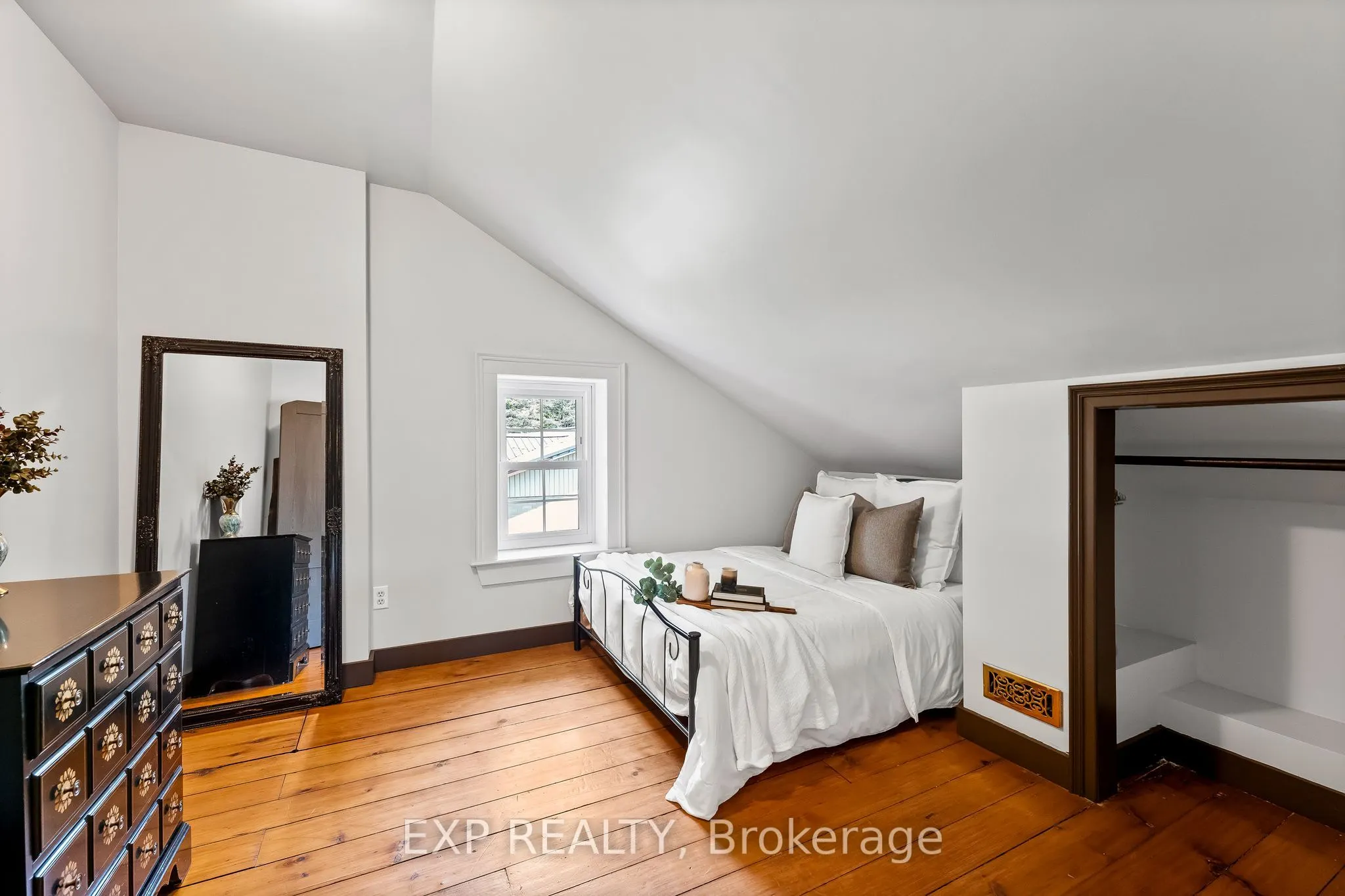 206 King Street E