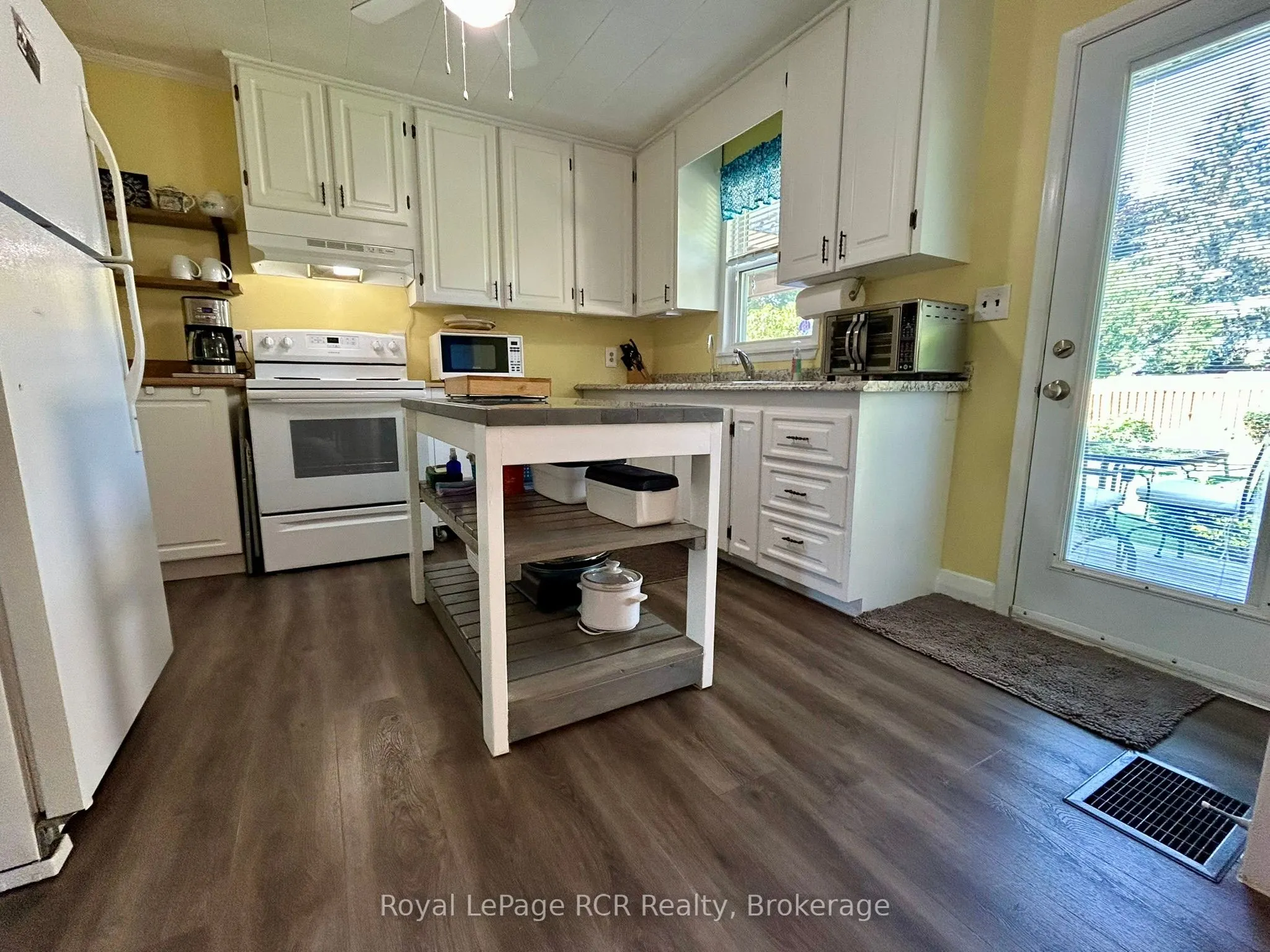 48 4th Avenue W