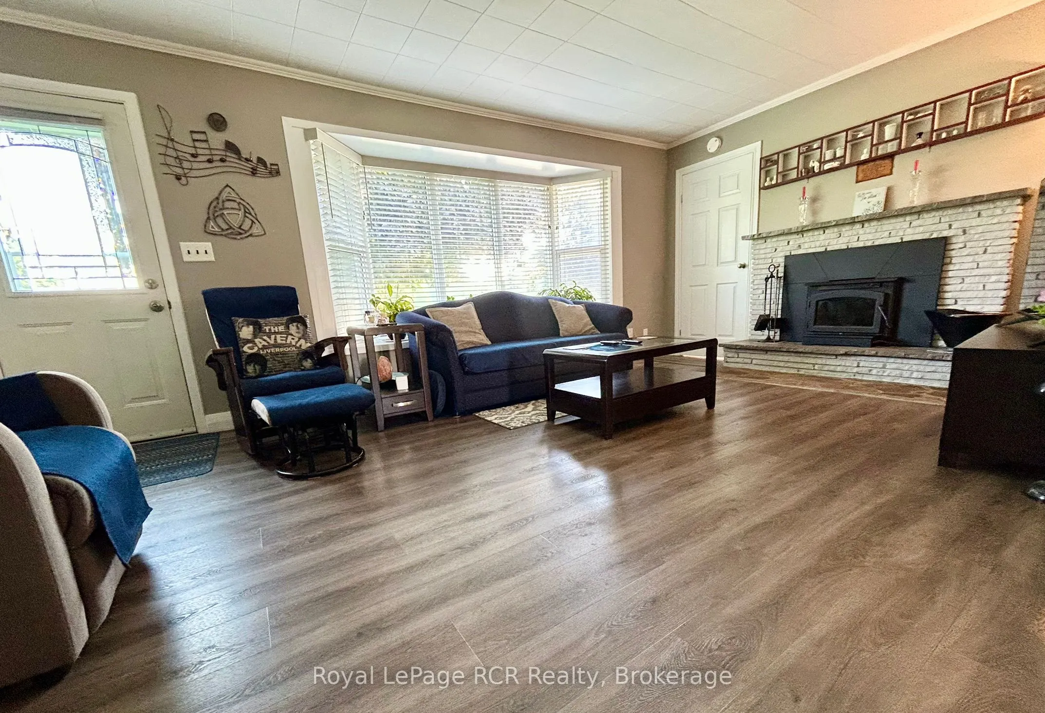 48 4th Avenue W
