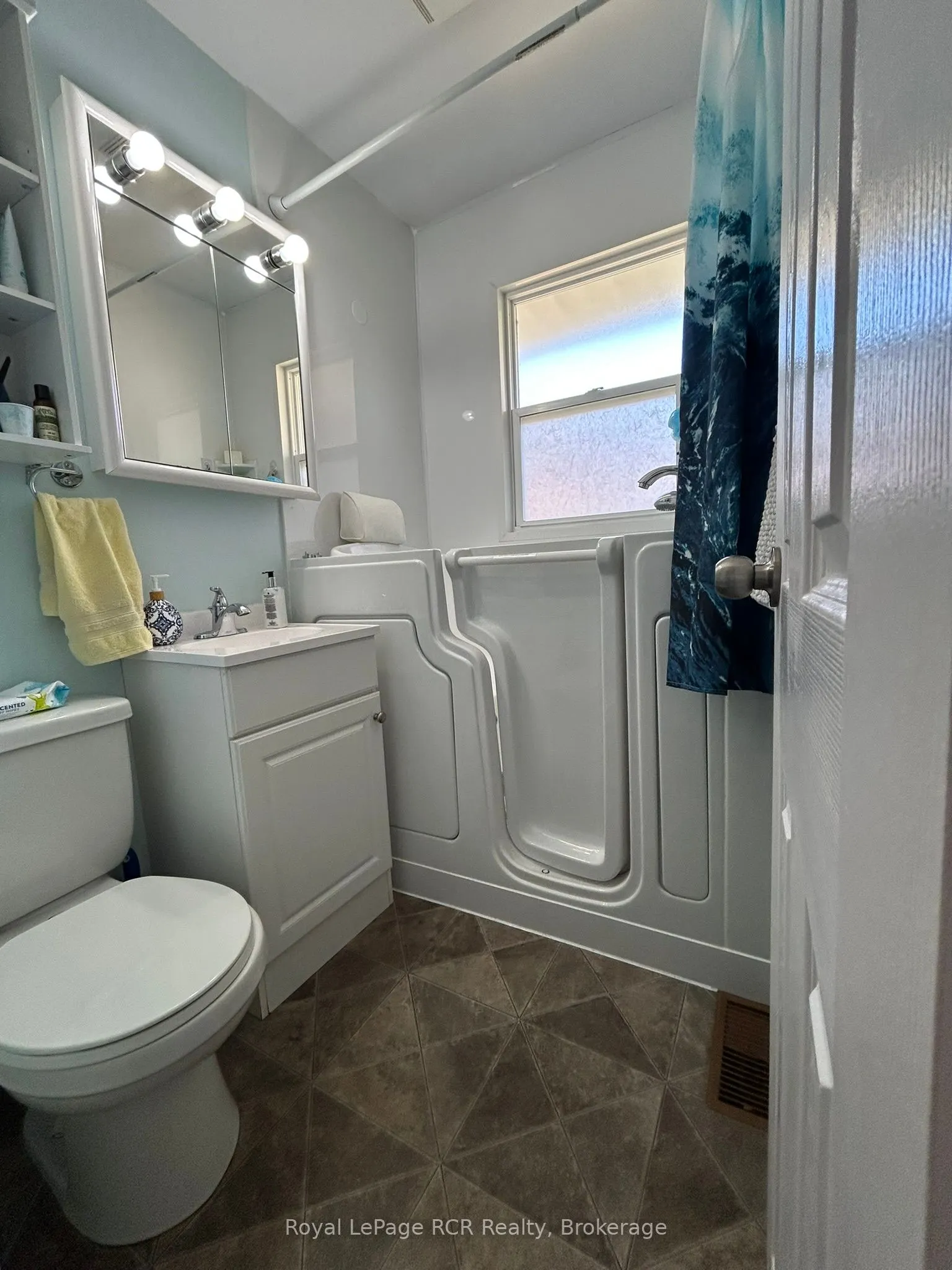 48 4th Avenue W