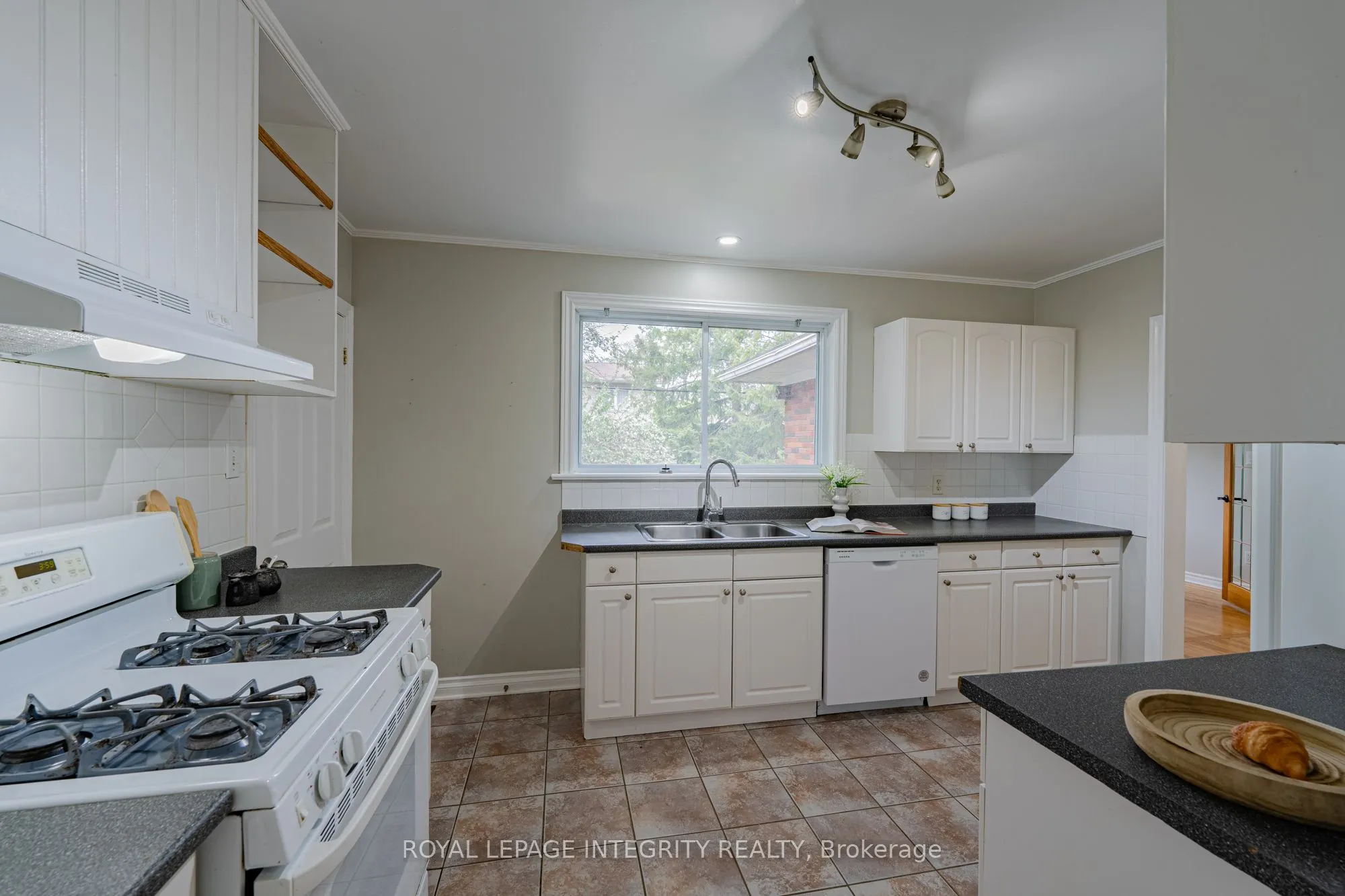 1695 Gage Crescent N