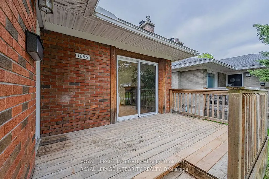 1695 Gage Crescent N