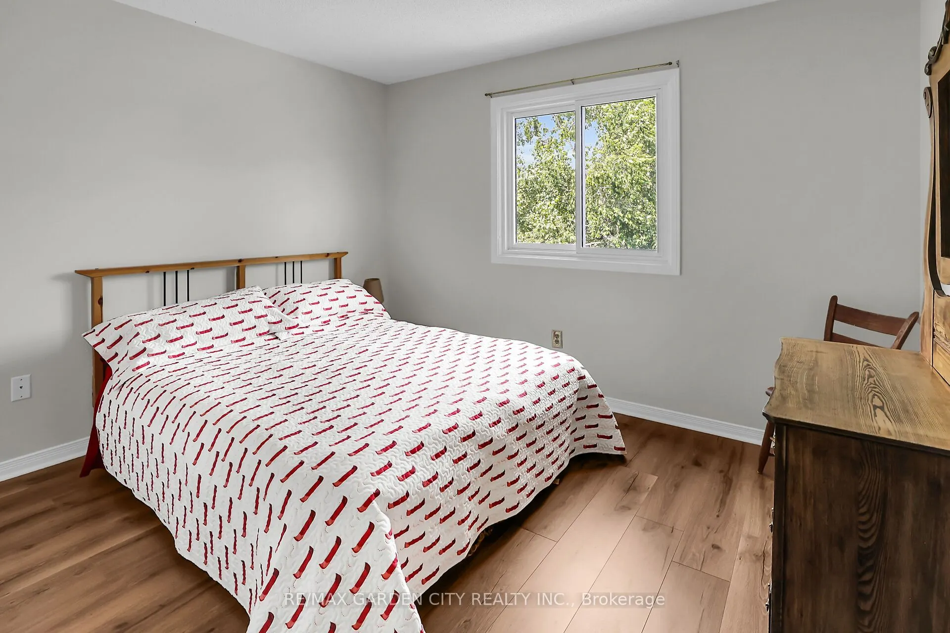 4542 Ivy Gardens Crescent