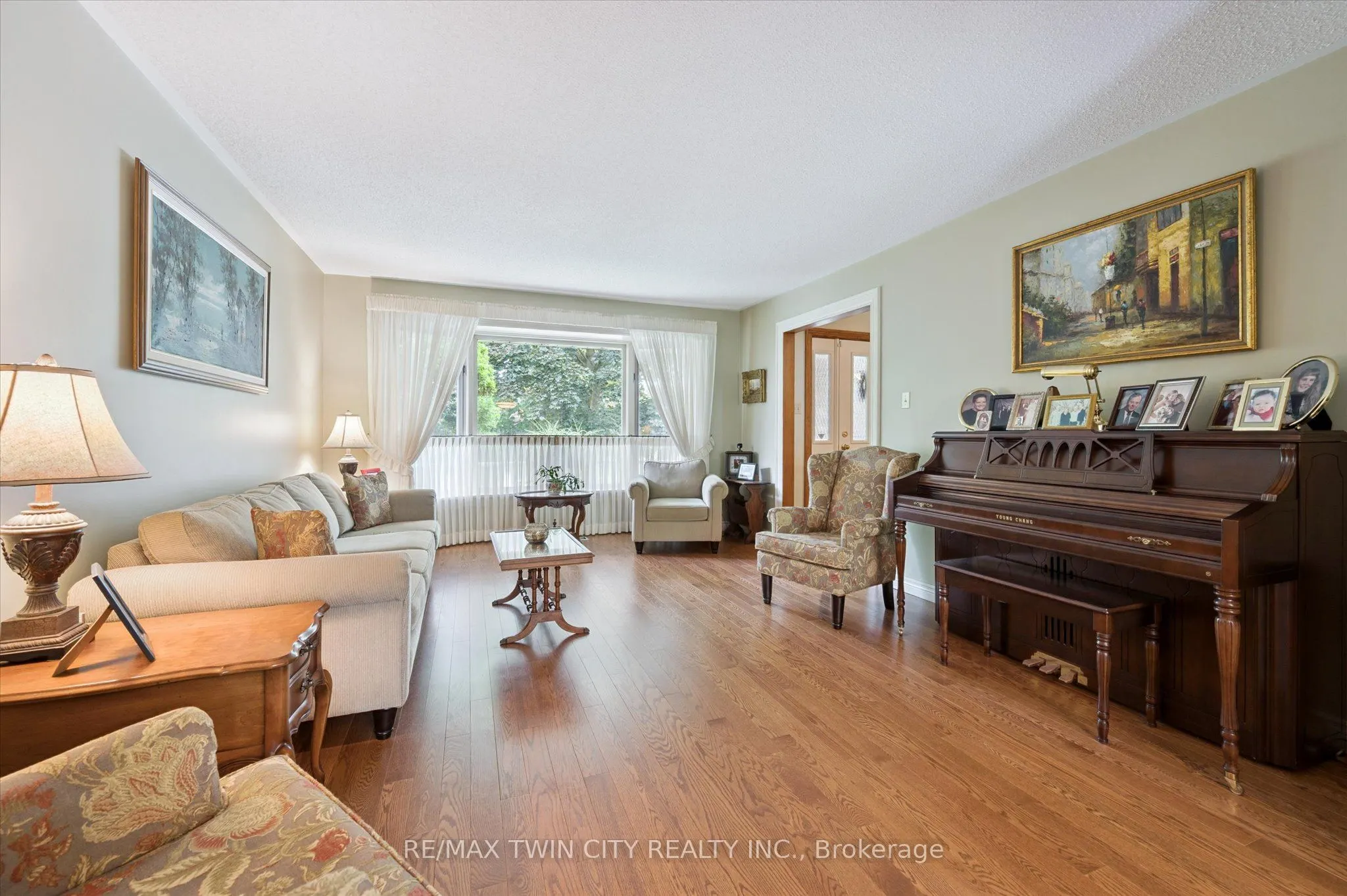 45 Applewood Crescent