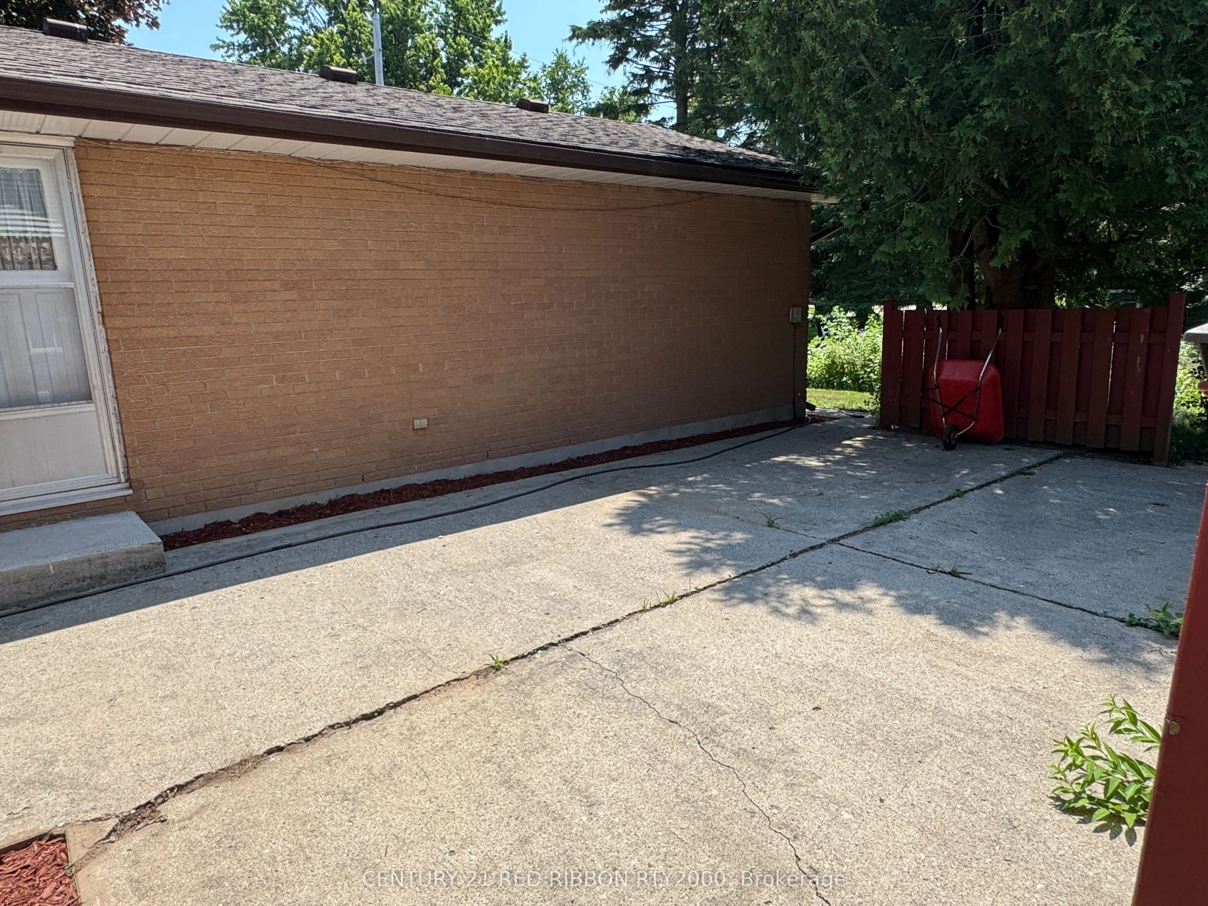 730 Glover Crescent