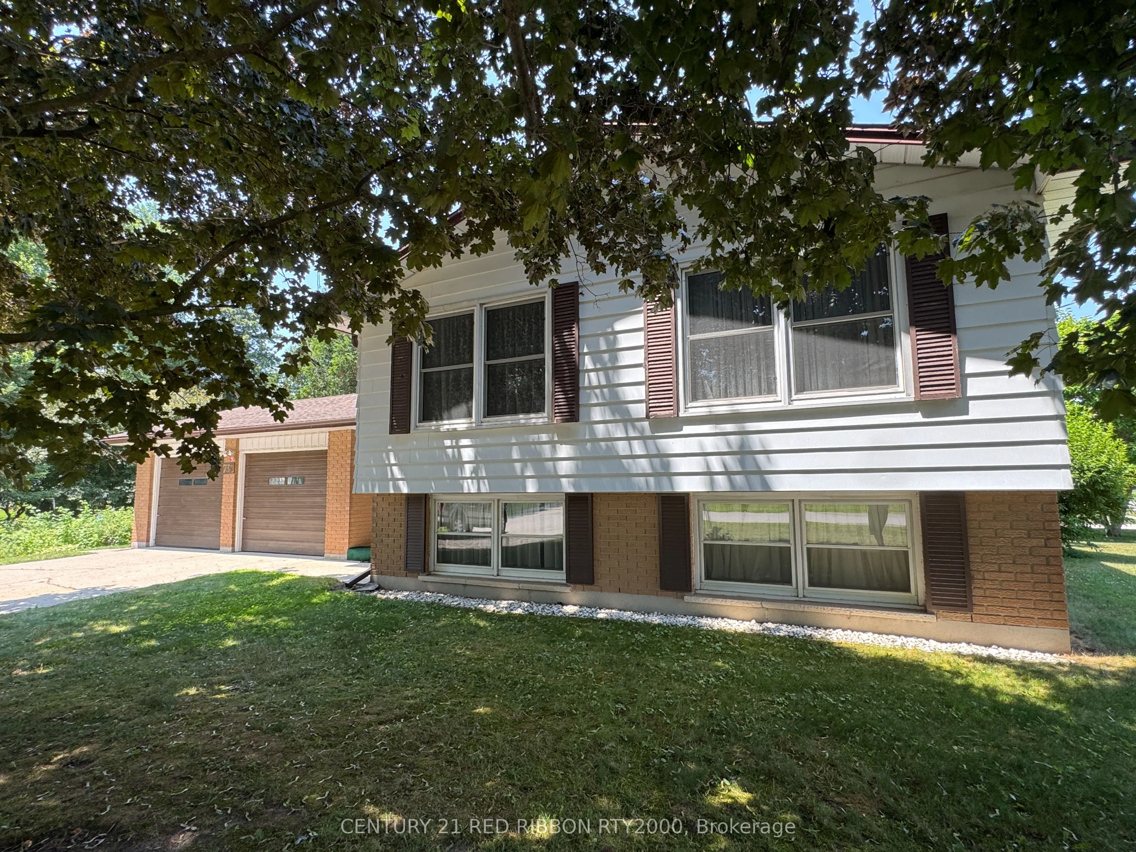 730 Glover Crescent