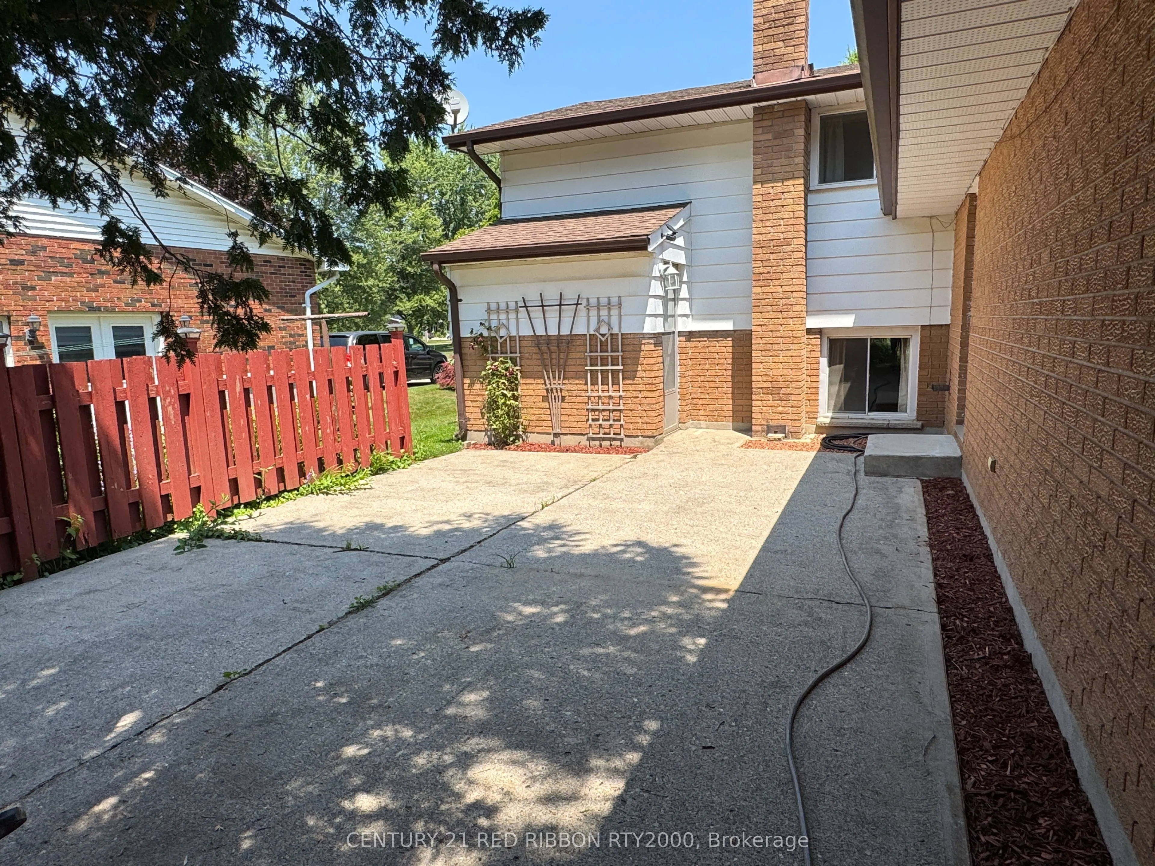 730 Glover Crescent