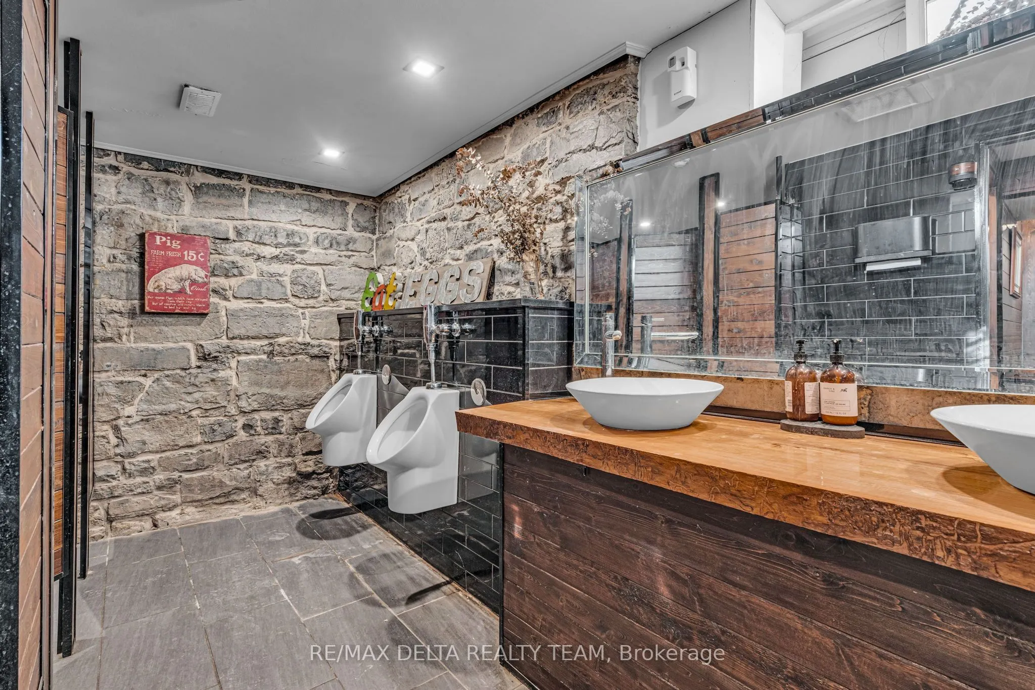2607 OLD MONTREAL Road