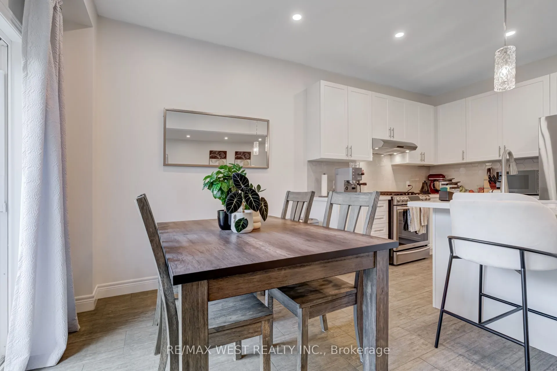 270 Dalgleish Trail
