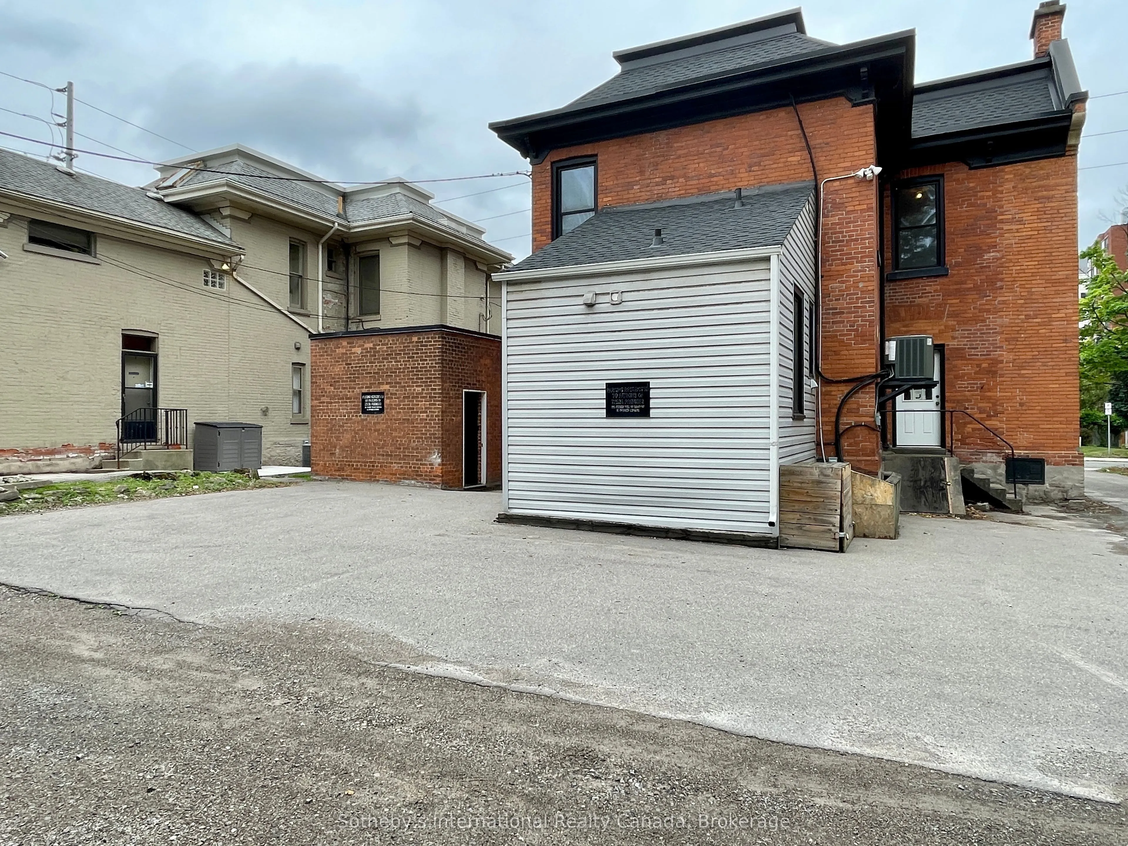 203 MacNab Street S, #7