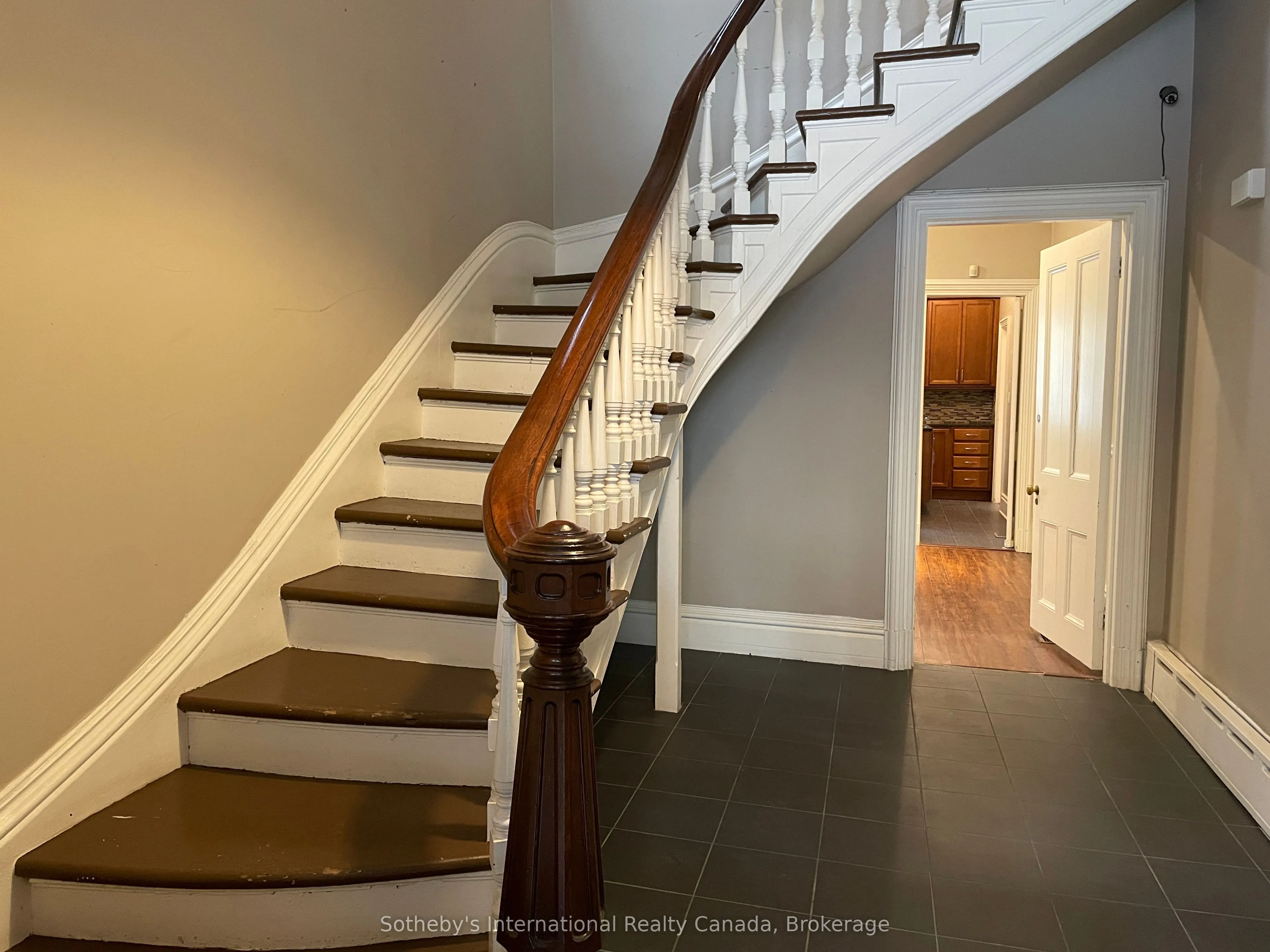 203 MacNab Street S, #7