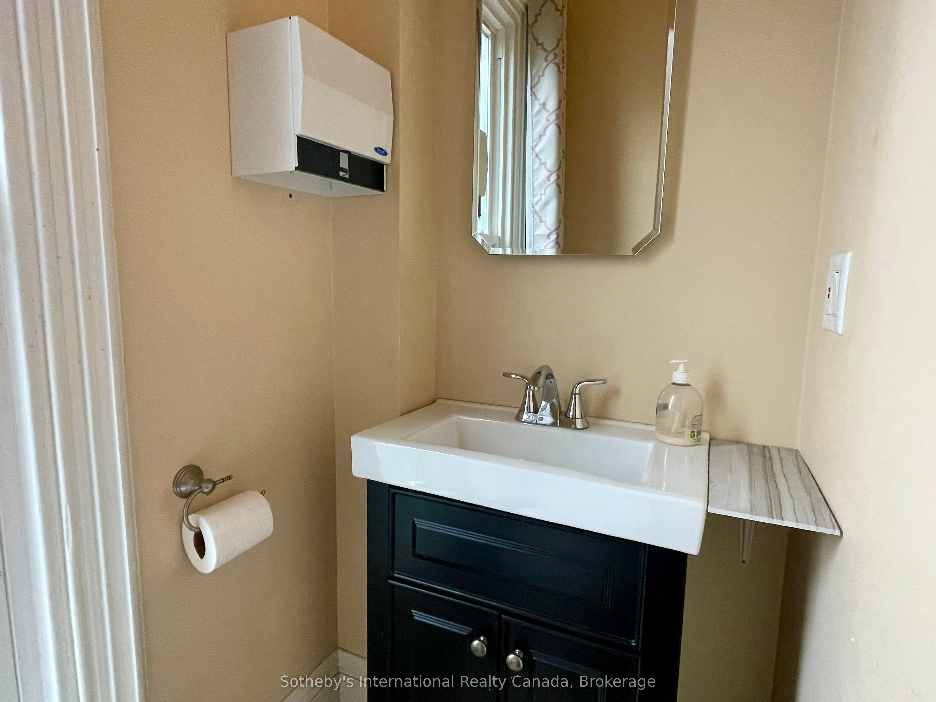 203 MacNab Street S, #7