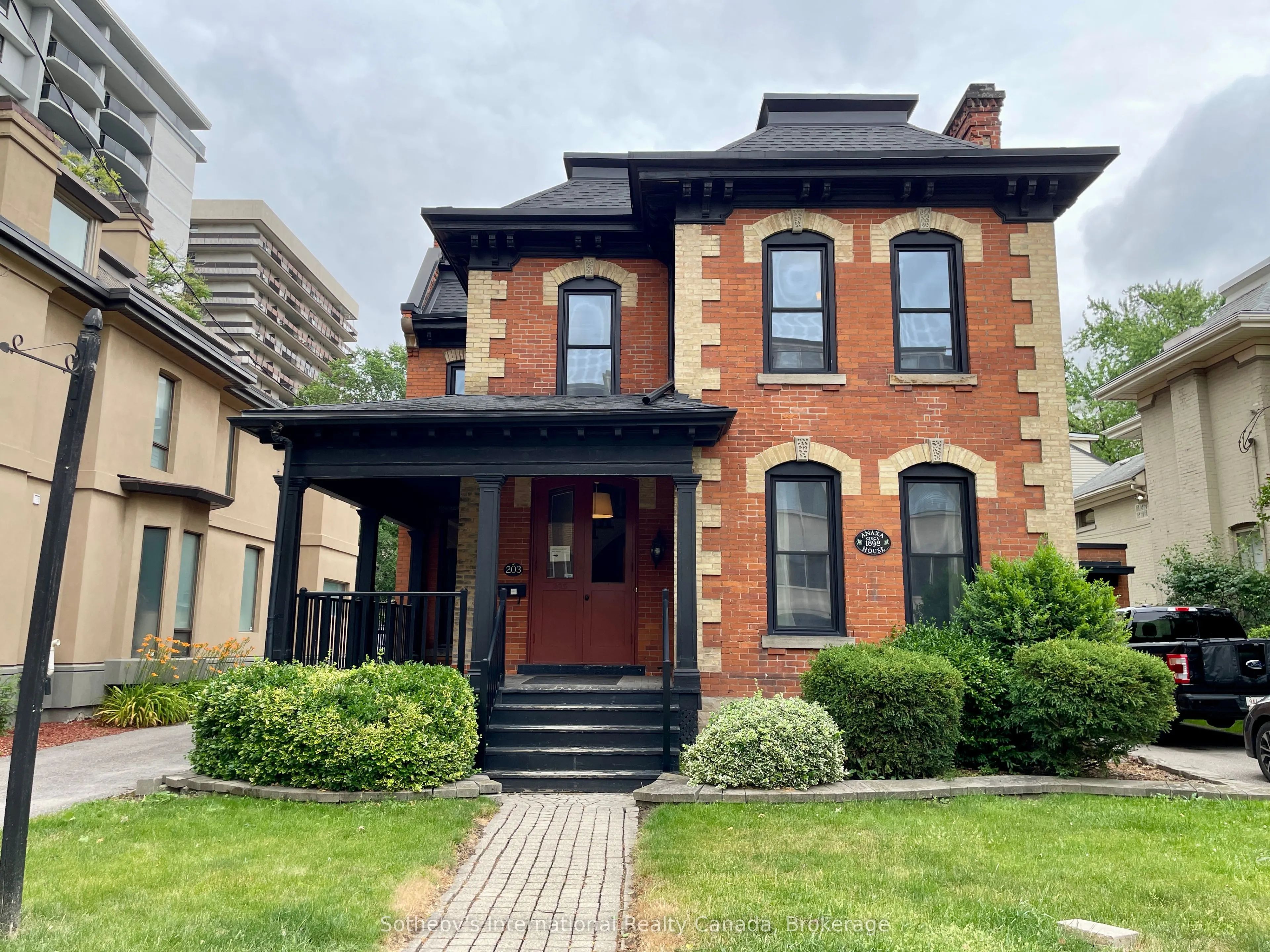 203 MacNab Street S, #7
