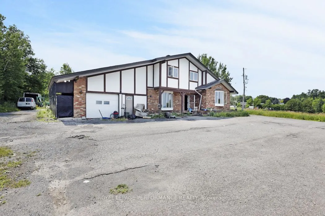 1016 Old Montreal Road