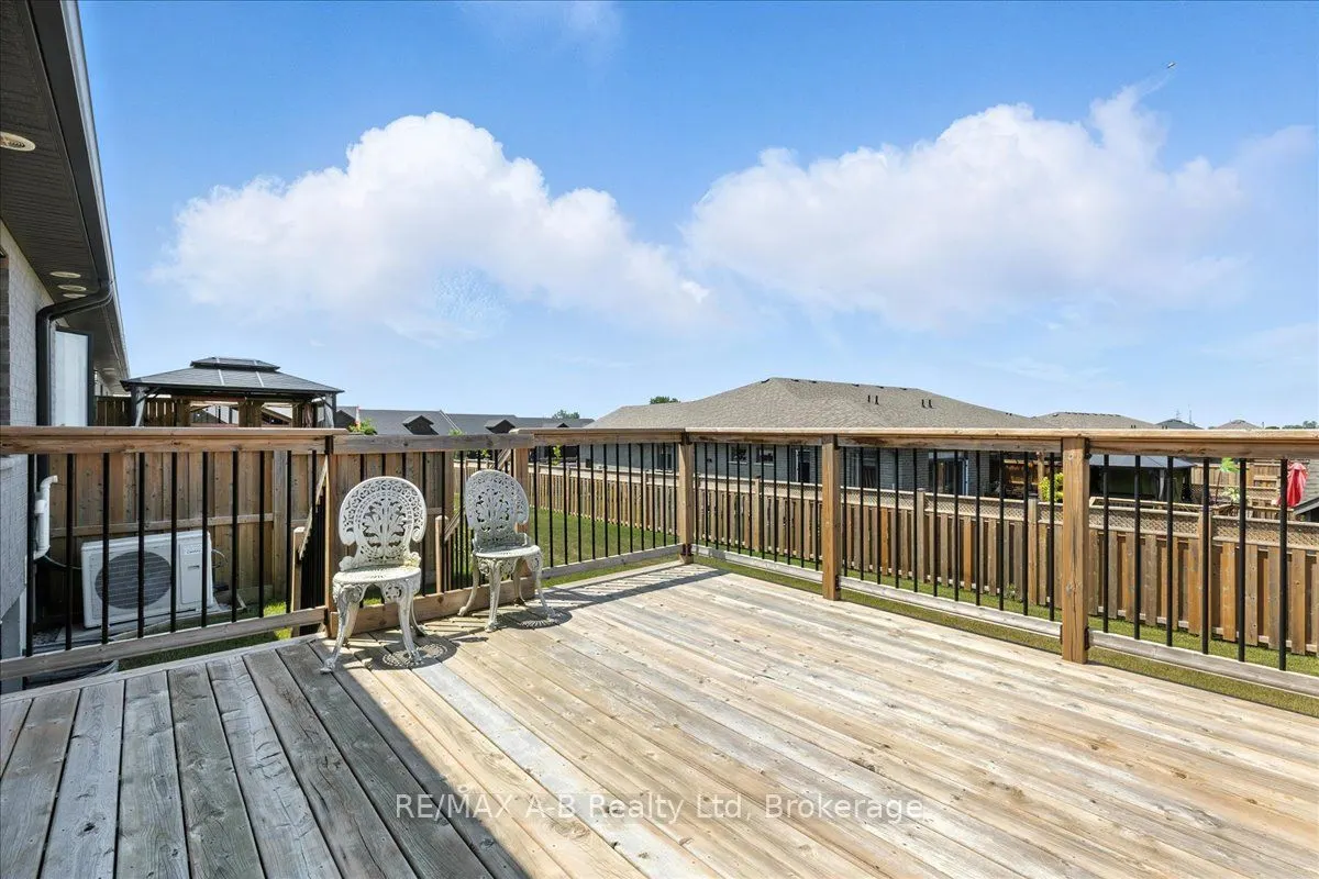 106 Ridgewood Crescent
