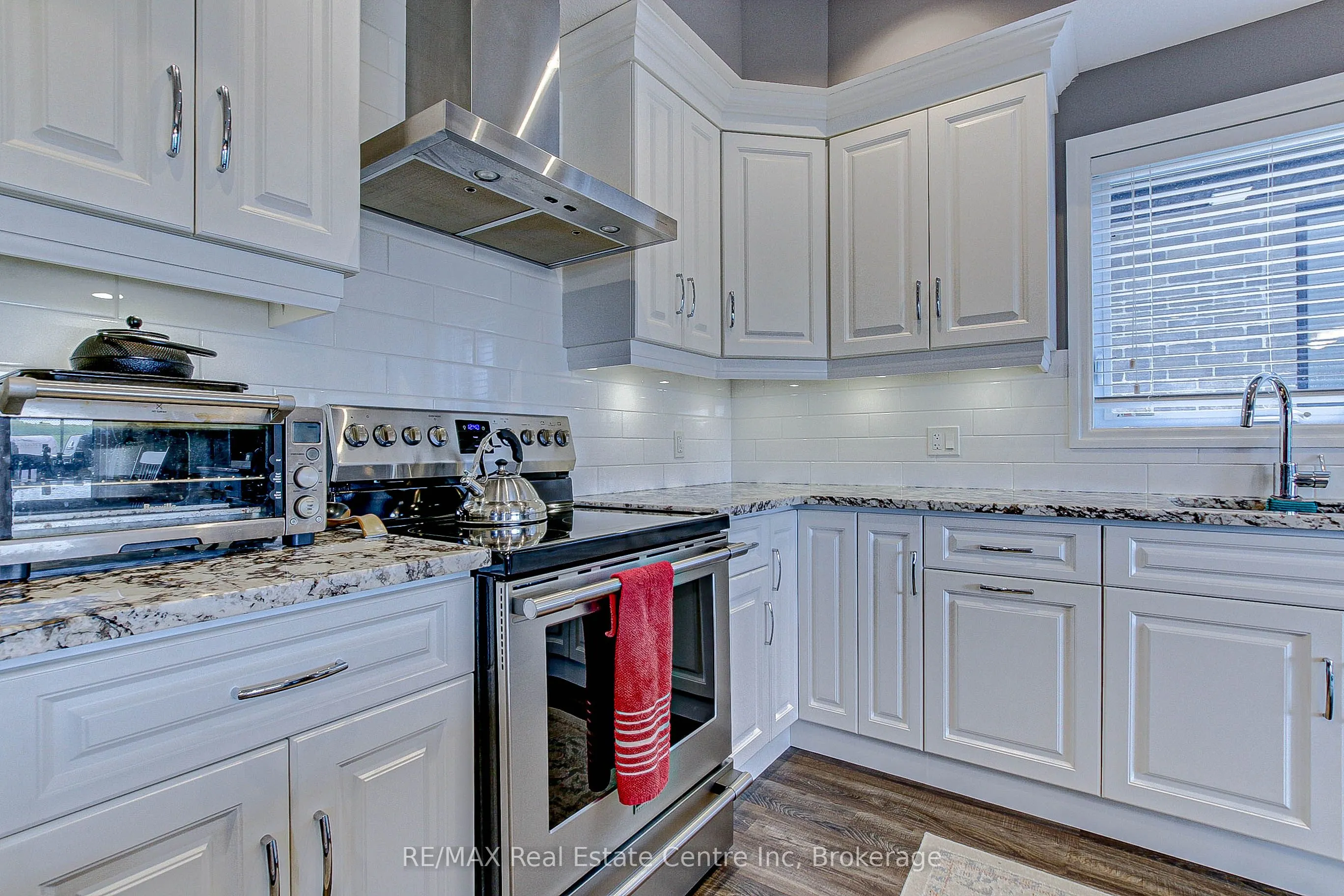 587 Hawthorne Place