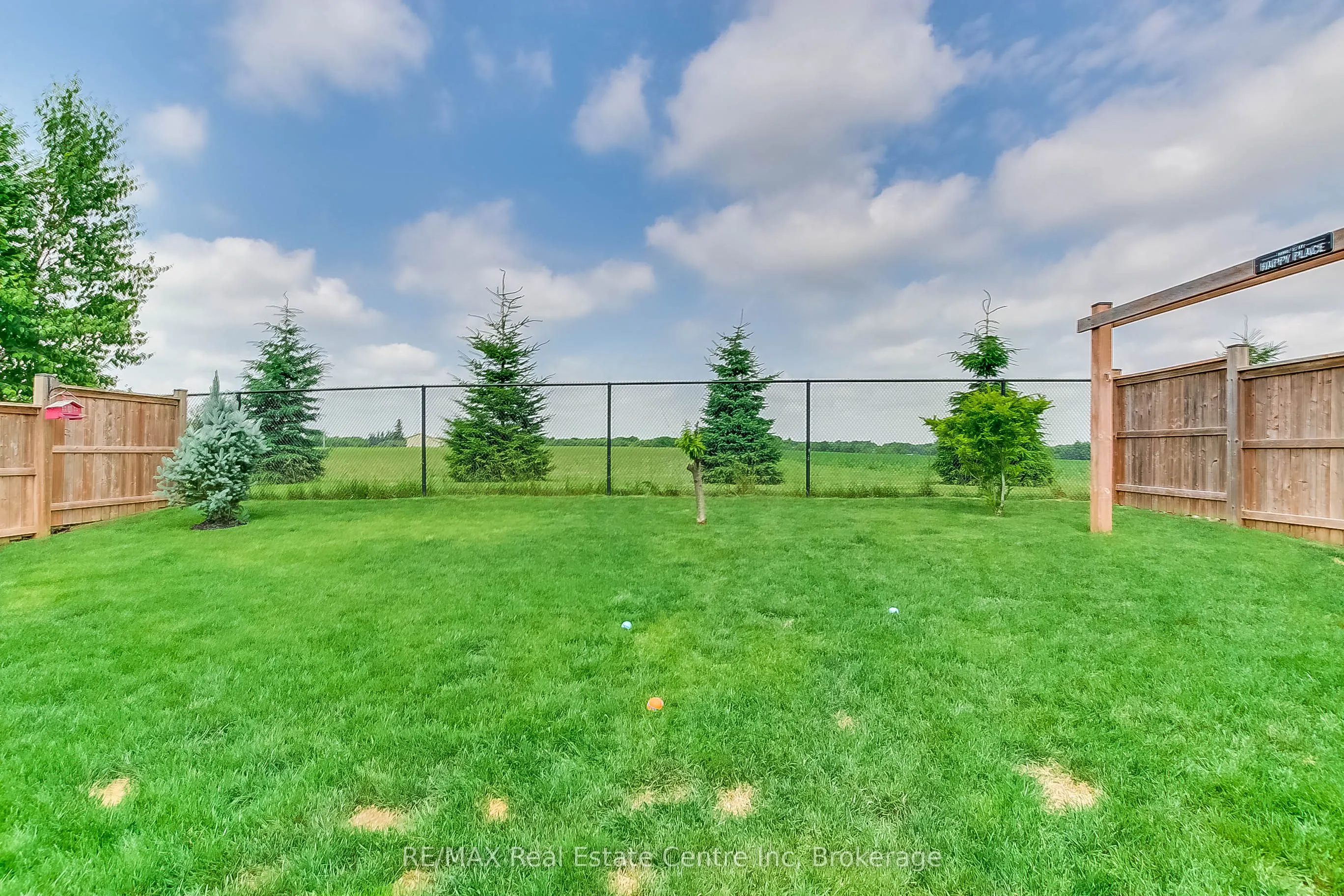 587 Hawthorne Place