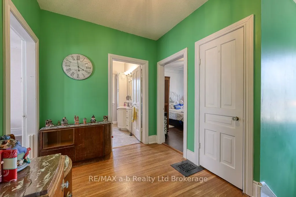 136 Charles Street W