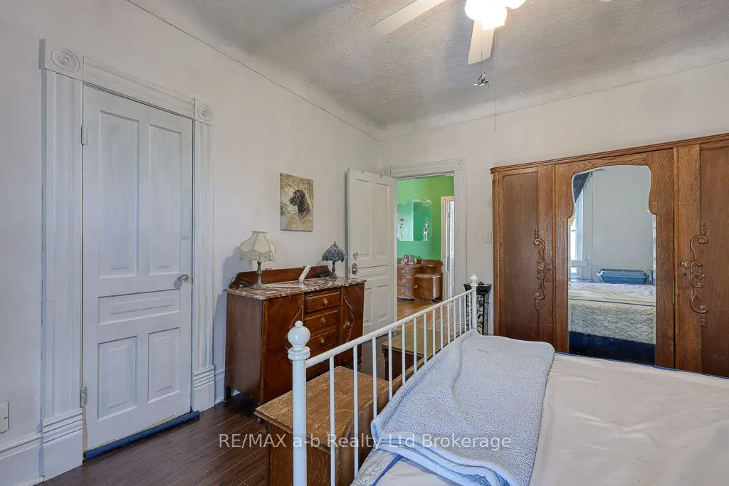 136 Charles Street W